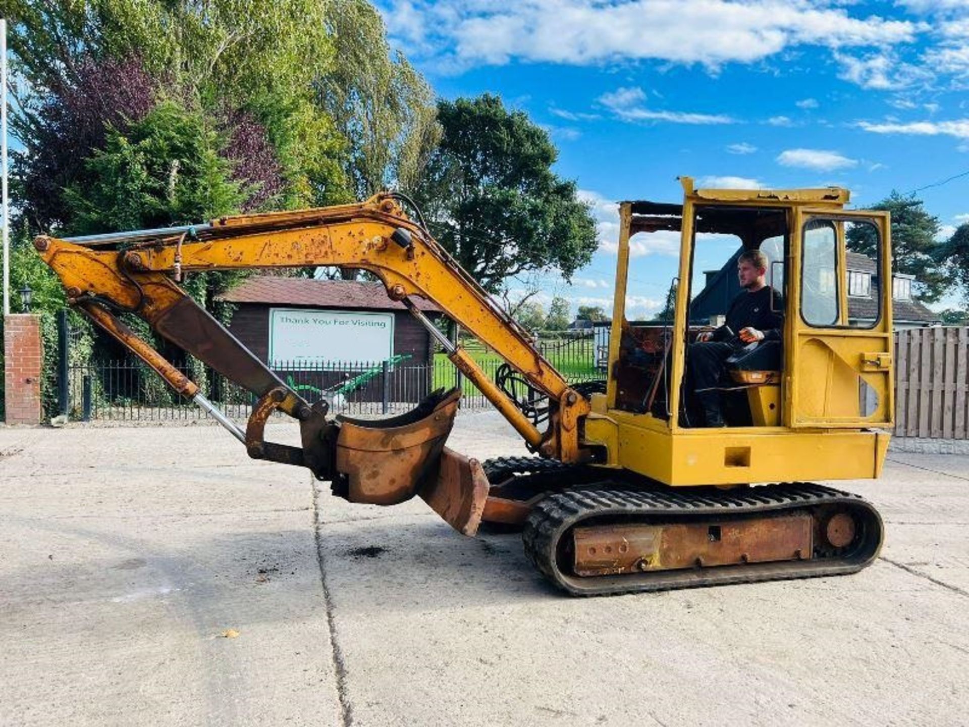 HANIX TRACKED EXCAVATOR C/W RUBBER TRACKS - Image 15 of 15