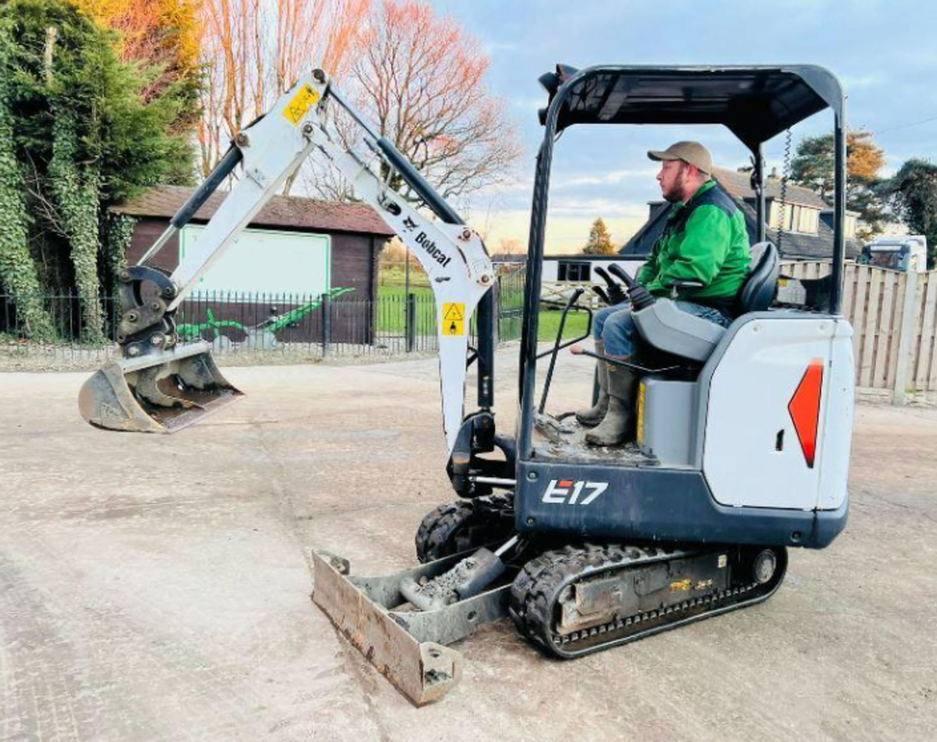 BOBCAT E17 TRACKED EXCAVATOR * YEAR 2019 , 2520 HOURS * C/W QUICK HITCH - Image 15 of 18