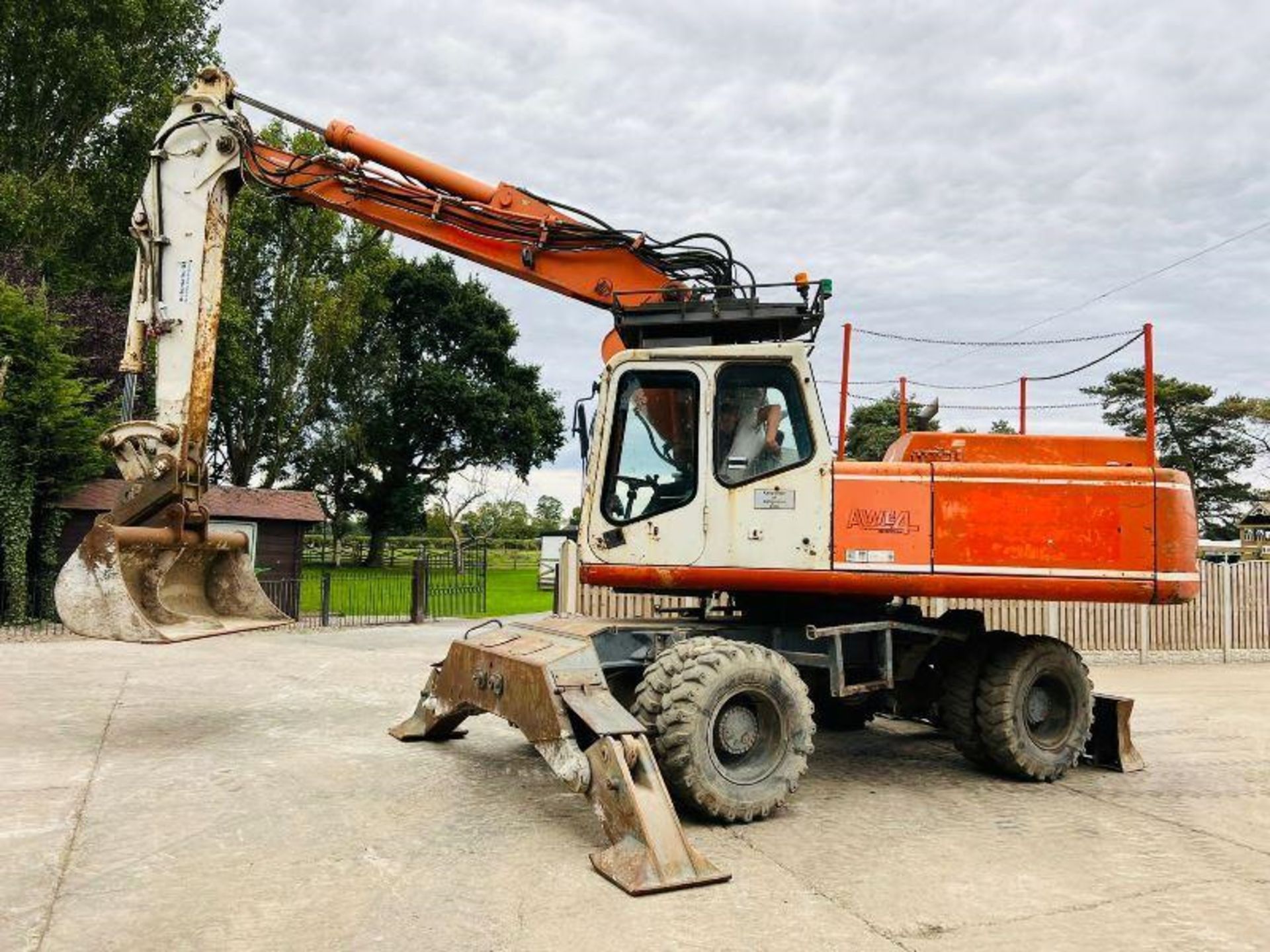 ATLAS 1704 4WD WHEELED EXCAVATOR C/W BLADE & QUICK HITCH - Image 6 of 20