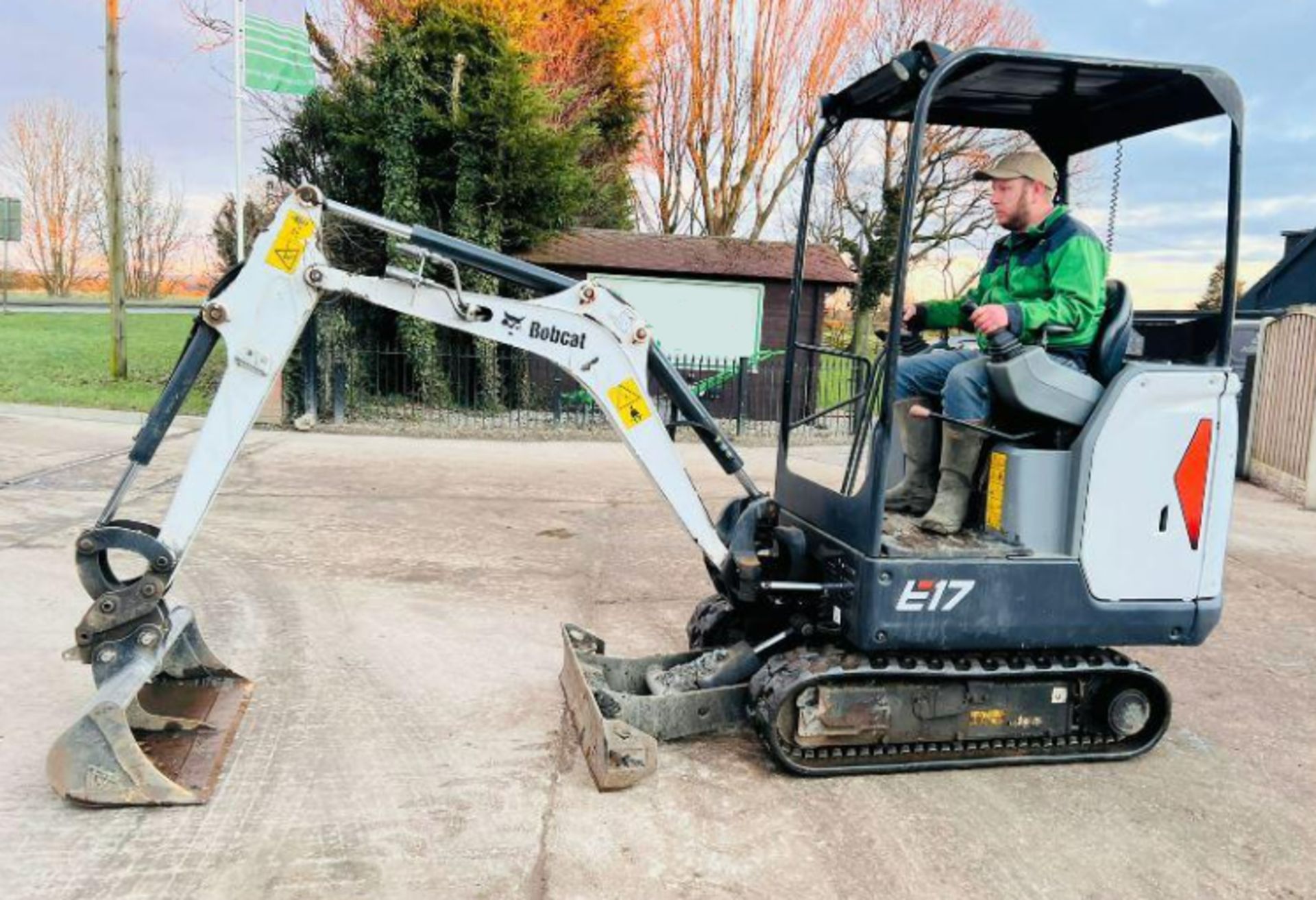 BOBCAT E17 TRACKED EXCAVATOR * YEAR 2019 , 2520 HOURS * C/W QUICK HITCH - Image 10 of 18