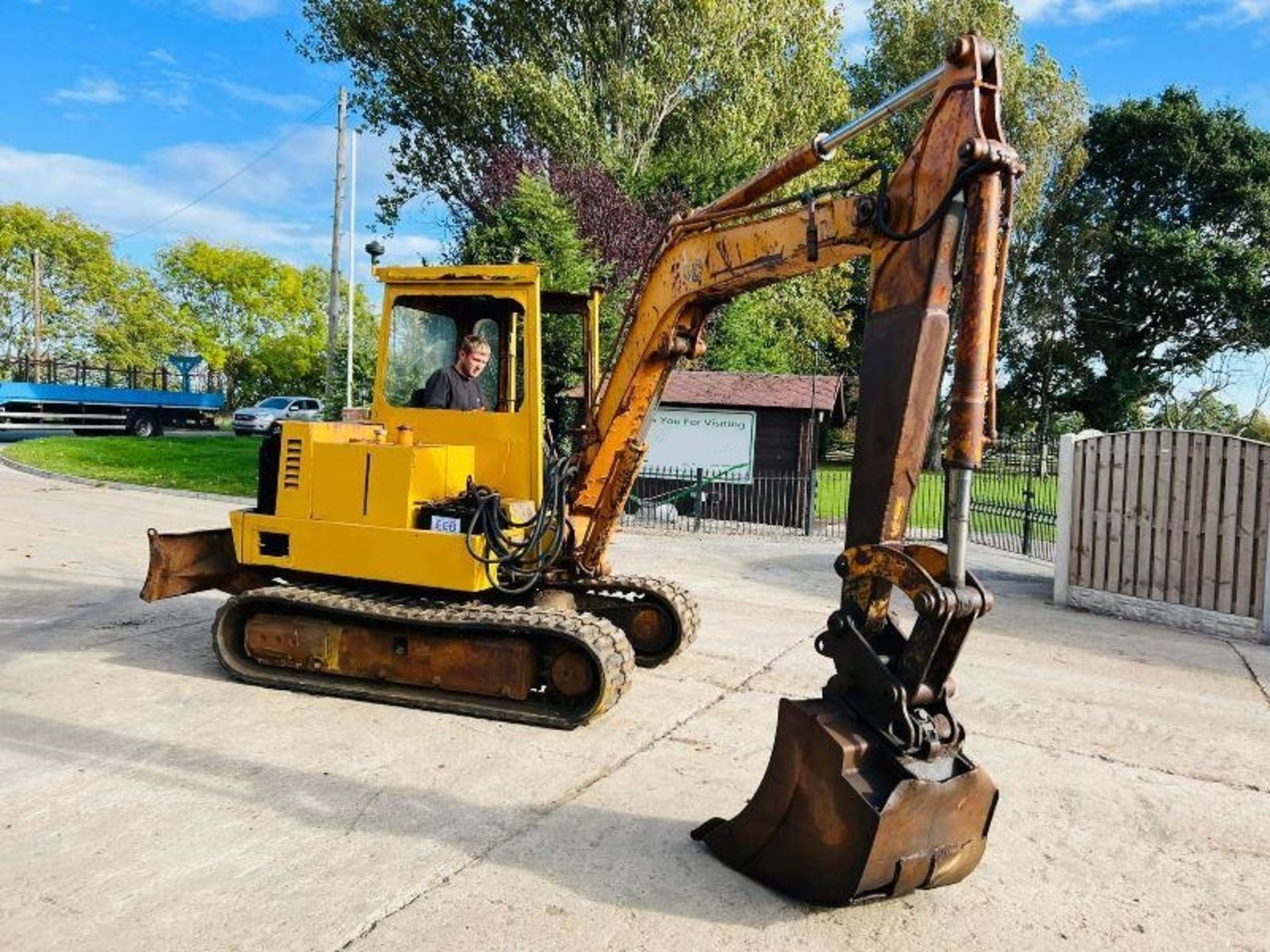 HANIX TRACKED EXCAVATOR C/W RUBBER TRACKS - Image 12 of 15