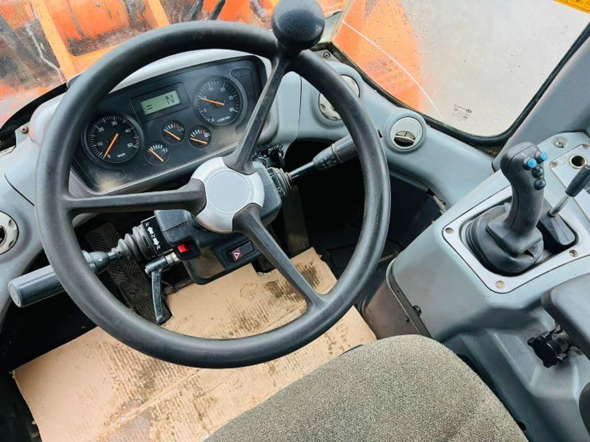 DOOSAN DL300 4WD LOADING SHOVEL C/W BUCKET & AC CABIN - Bild 15 aus 16