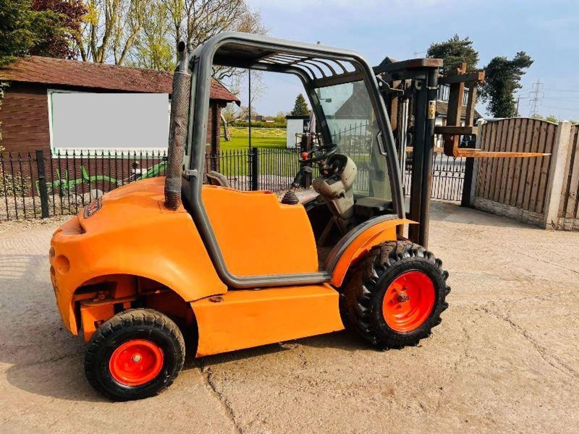 AUSA DIESEL CONTAINER SPEC FORKLIFT * STARTS AND RUNS NO DRIVE * C/W PALLET TINES - Image 5 of 14