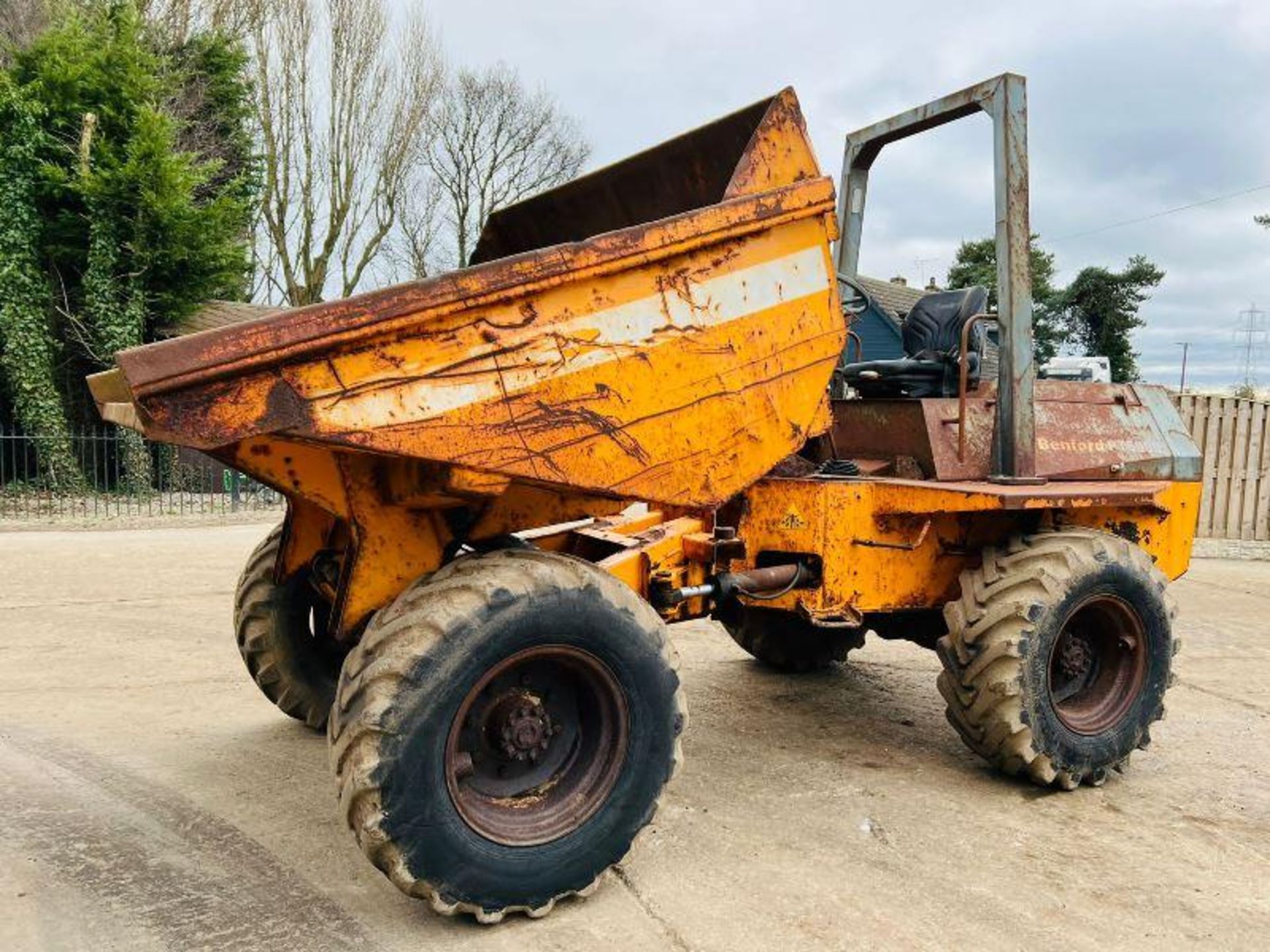 BENFORD 6000 4WD DUMPER C/W ROLE BAR & PERKINS ENGINE - Image 2 of 5