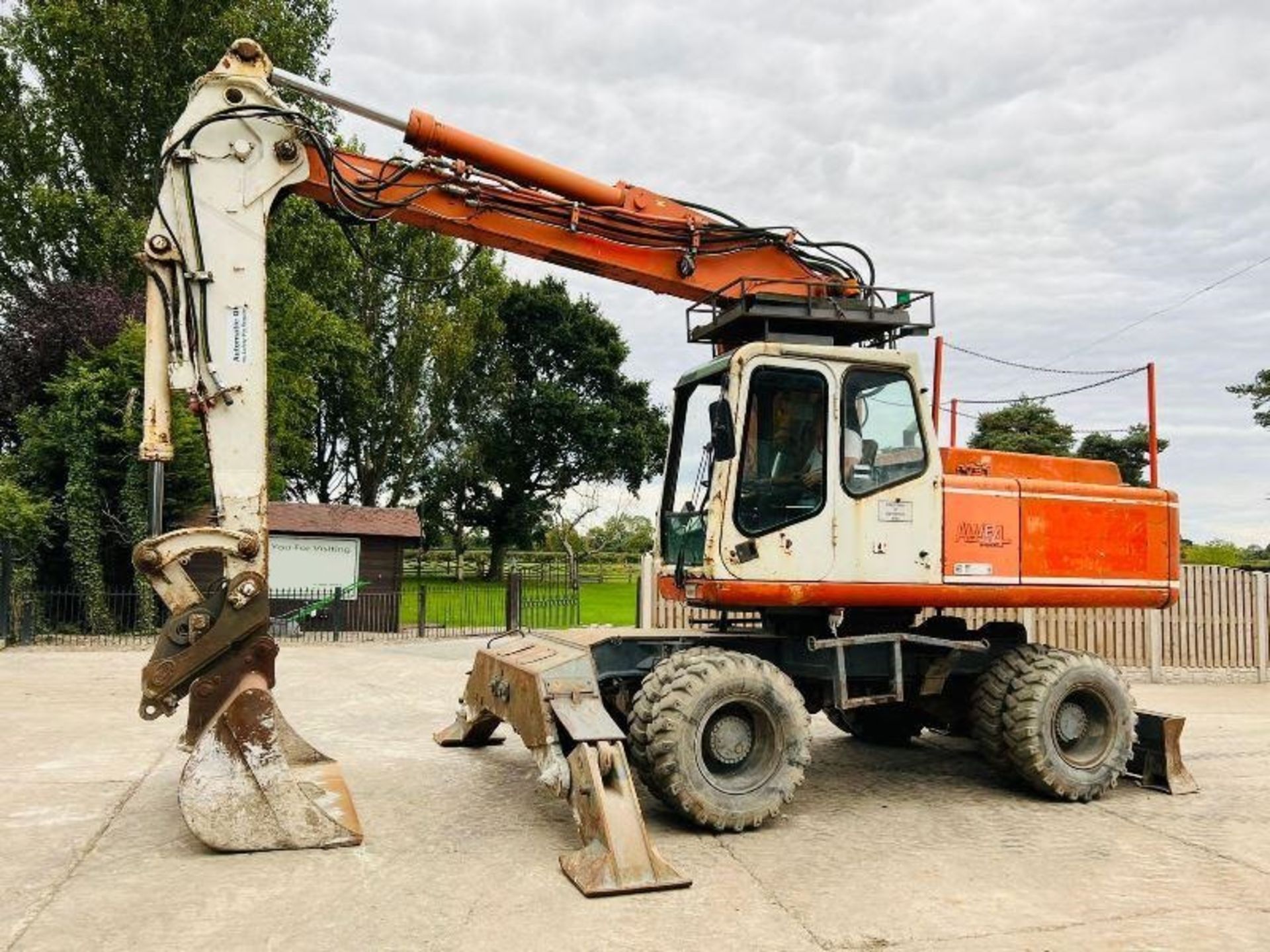 ATLAS 1704 4WD WHEELED EXCAVATOR C/W BLADE & QUICK HITCH - Image 10 of 20