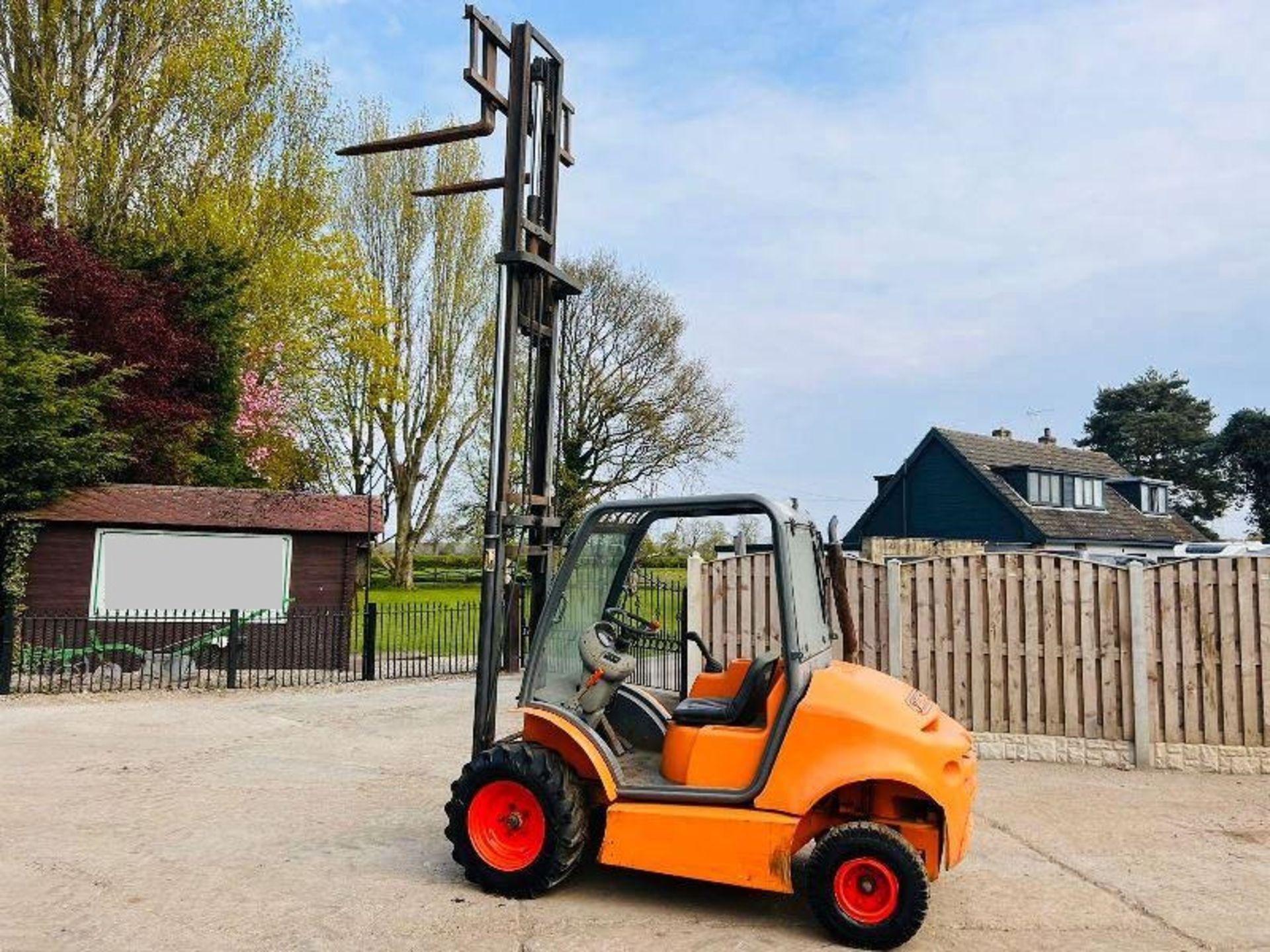 AUSA DIESEL CONTAINER SPEC FORKLIFT * STARTS AND RUNS NO DRIVE * C/W PALLET TINES - Image 9 of 14