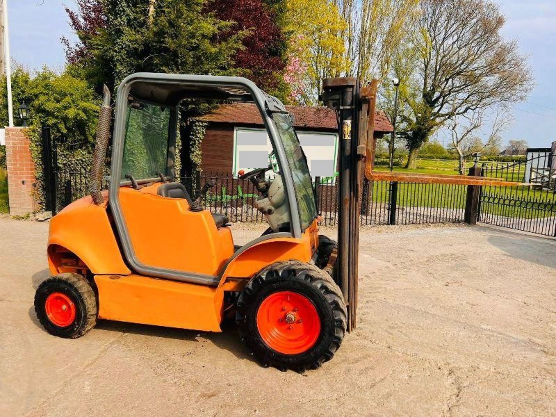 AUSA DIESEL CONTAINER SPEC FORKLIFT * STARTS AND RUNS NO DRIVE * C/W PALLET TINES - Image 12 of 14