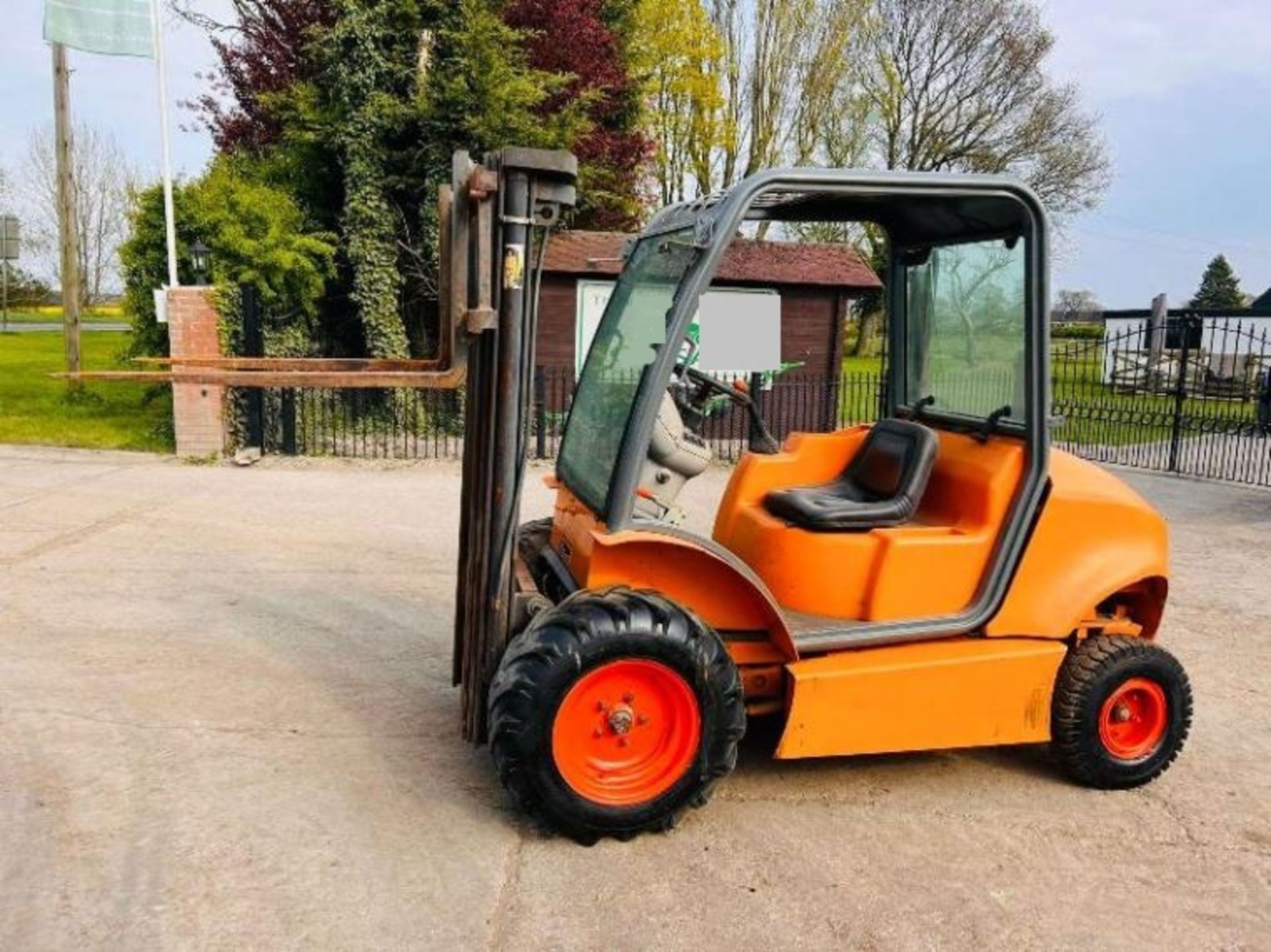 AUSA DIESEL CONTAINER SPEC FORKLIFT * STARTS AND RUNS NO DRIVE * C/W PALLET TINES