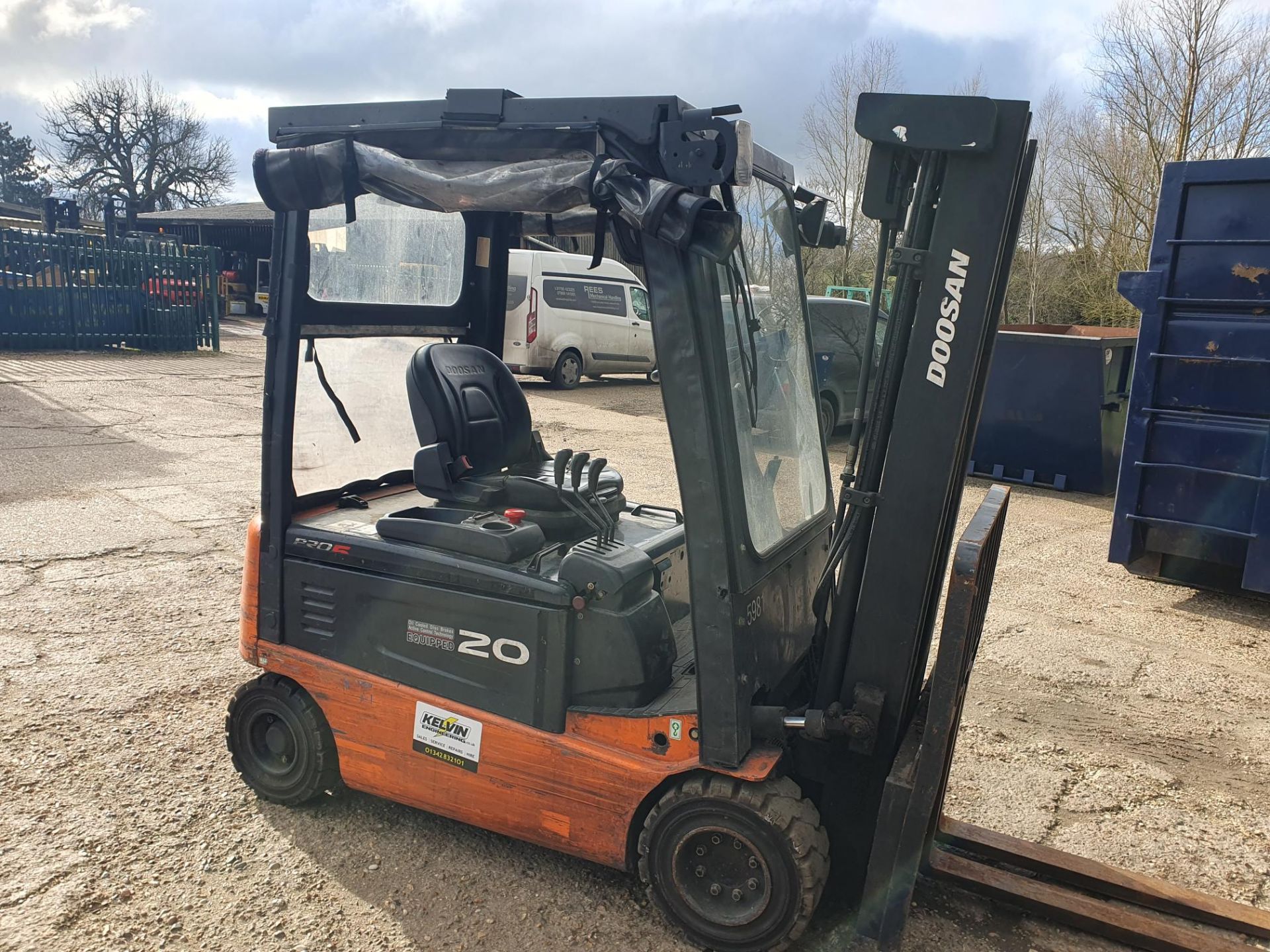 DAEWOO/DOOSAN ELECTRIC 2 TON FORKLIFT WITH FULL CAB