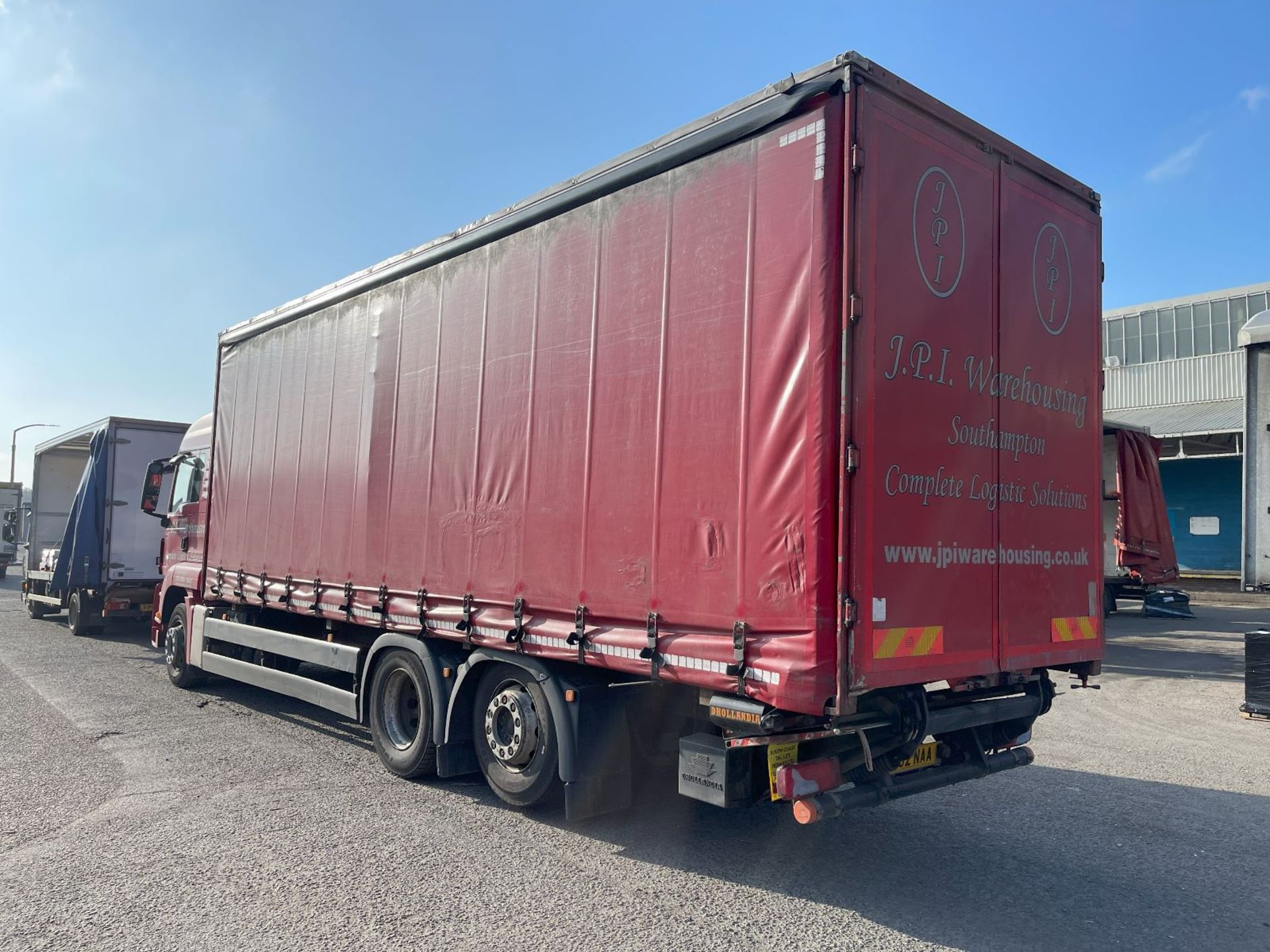 MAN TGS 26.320 26T CURTAINSIDE RIGID TRUCK WITH DHOLLANDIA TUCK UNDER TAIL LIFT - Image 4 of 8