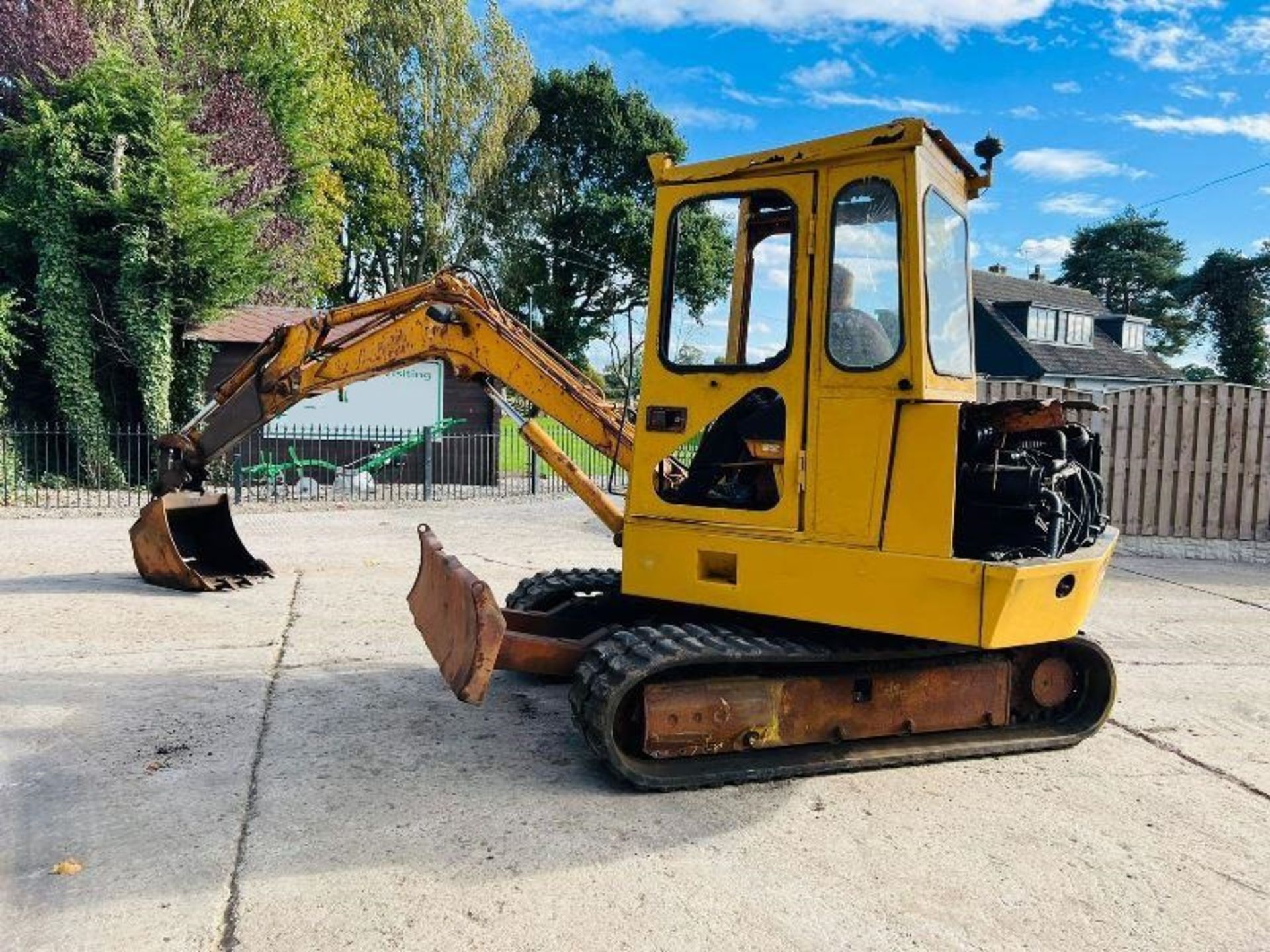 HANIX TRACKED EXCAVATOR C/W RUBBER TRACKS - Image 4 of 15