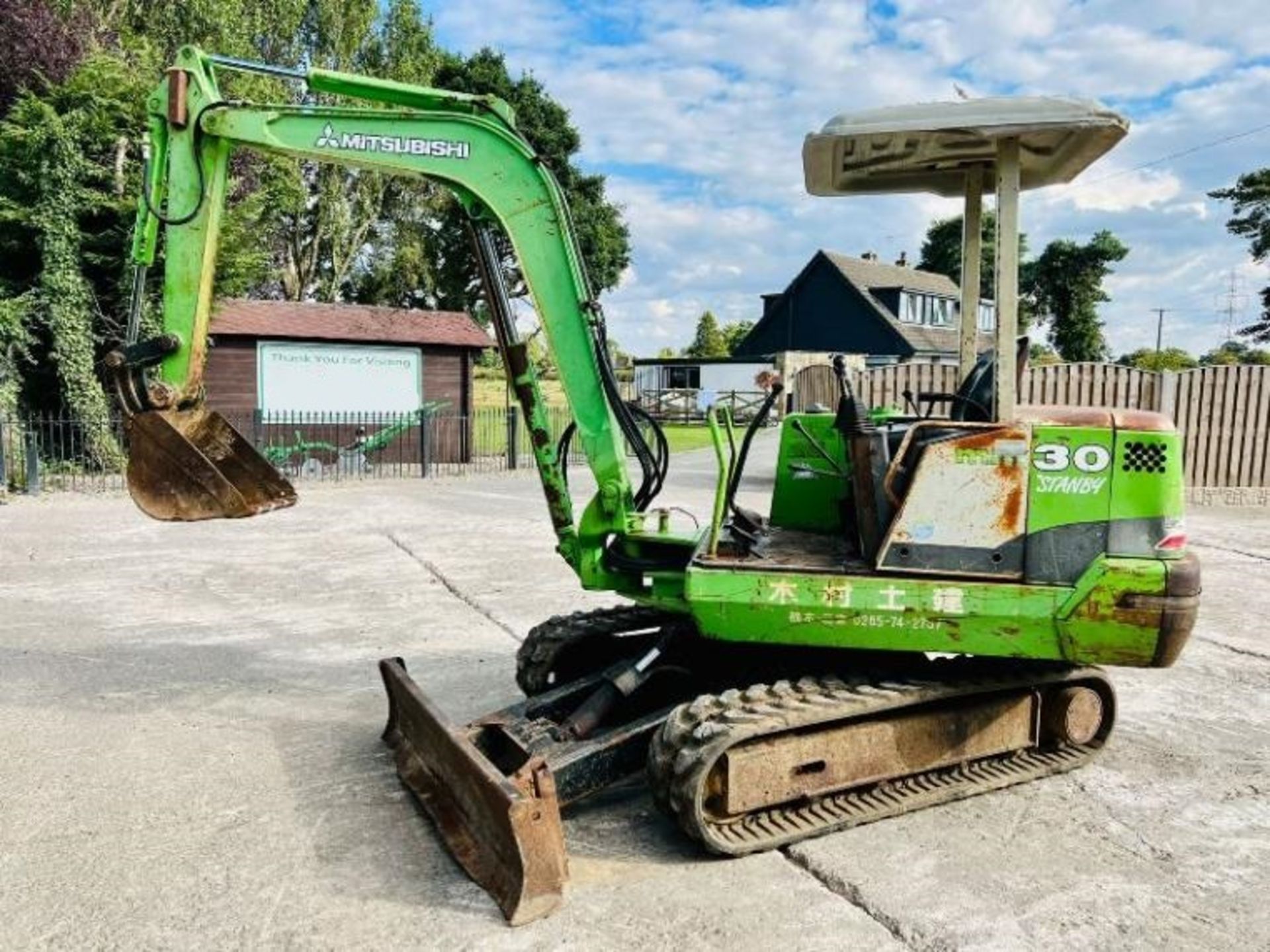 MITSUBISHI 30 TRACKED EXCAVATOR C/W RUBBER TRACKS , ROLE BAR AND CANOPY