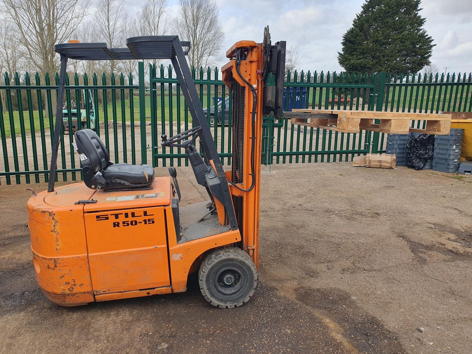 ELECTRIC FORKLIFT. 1500KG. STILL. TRIPLEX MAST - Image 2 of 8