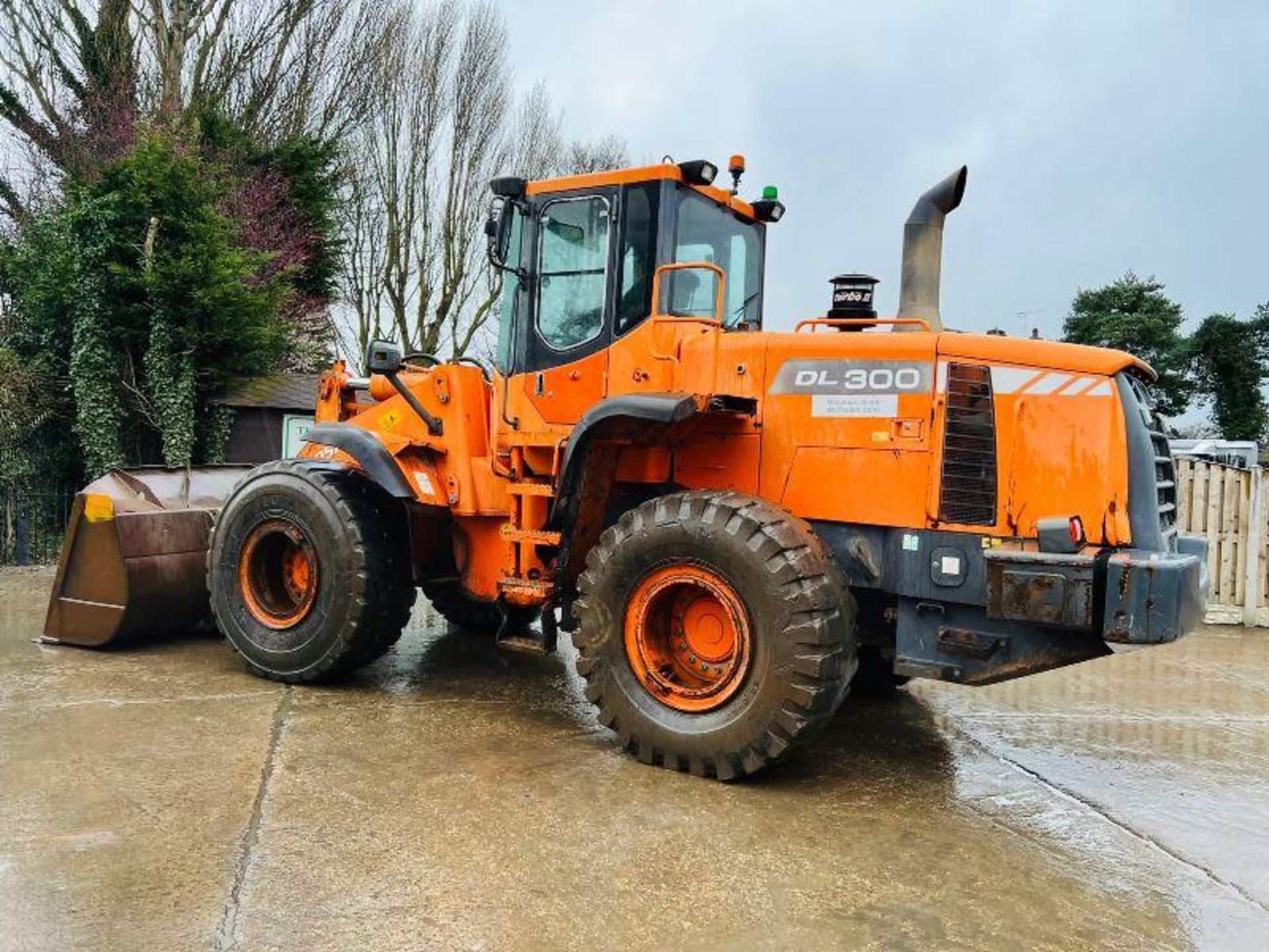 DOOSAN DL300 4WD LOADING SHOVEL C/W BUCKET & AC CABIN - Bild 7 aus 16