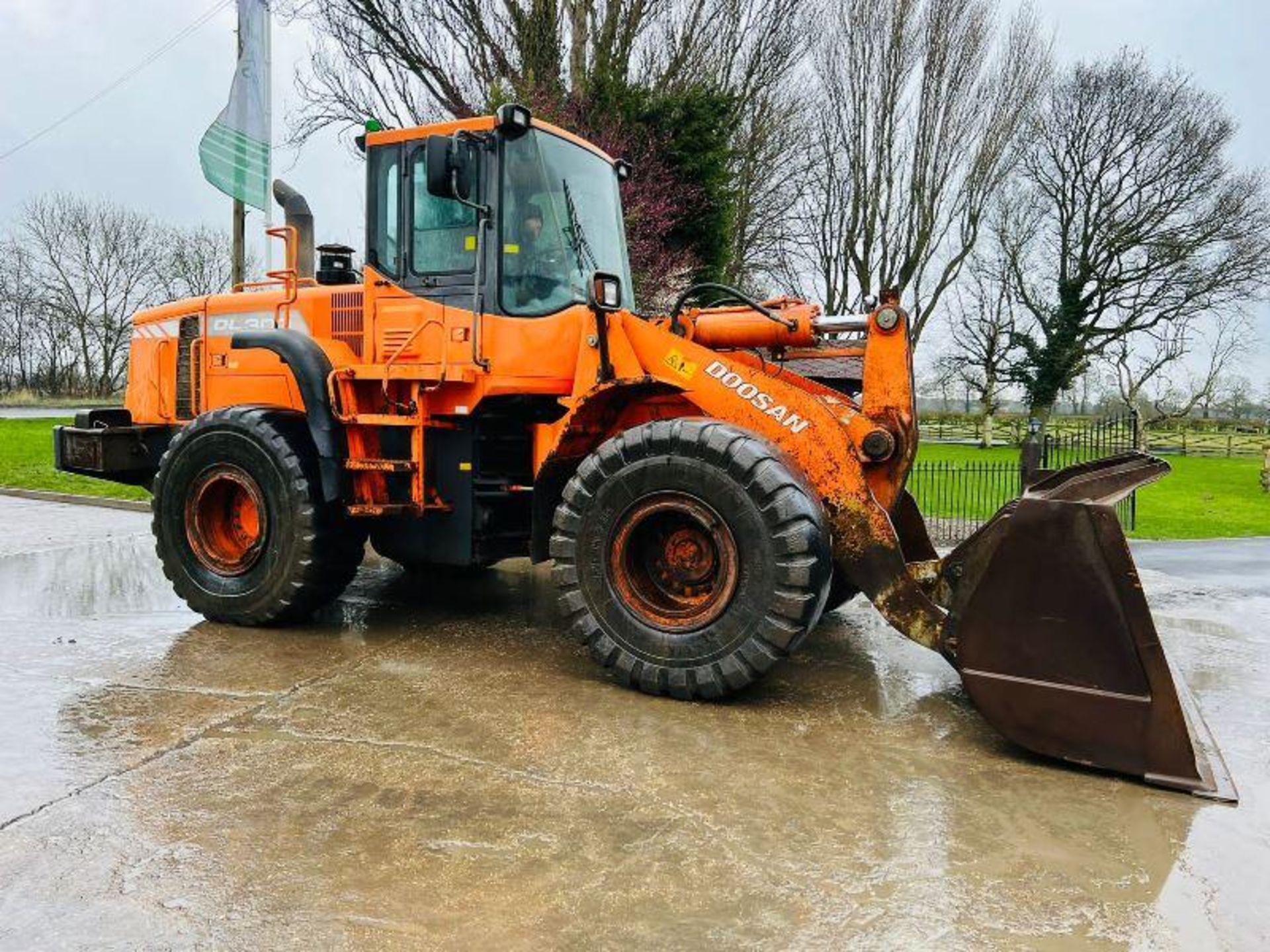 DOOSAN DL300 4WD LOADING SHOVEL C/W BUCKET & AC CABIN - Bild 14 aus 16