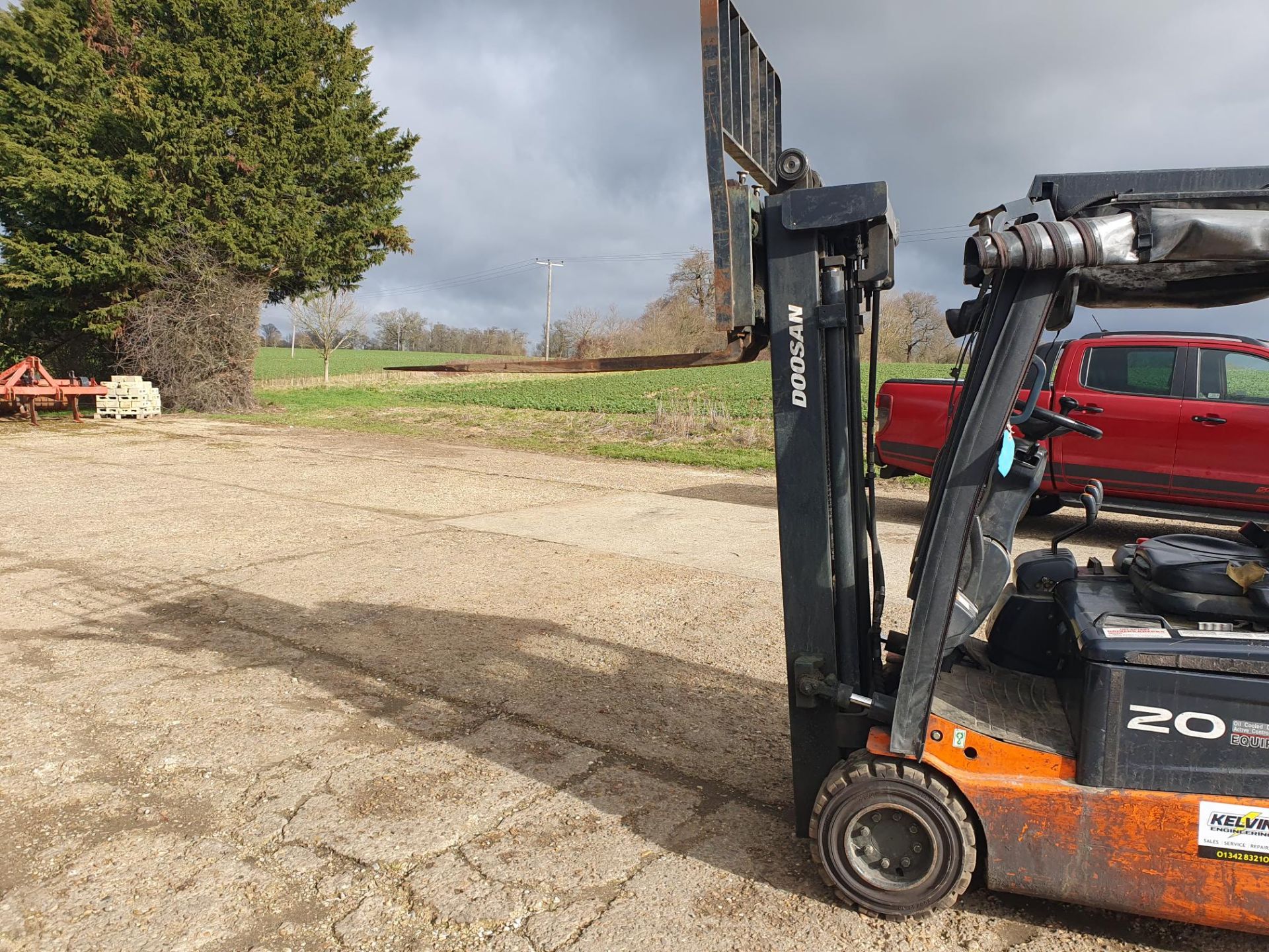 DAEWOO/DOOSAN ELECTRIC 2 TON FORKLIFT WITH FULL CAB - Image 6 of 8