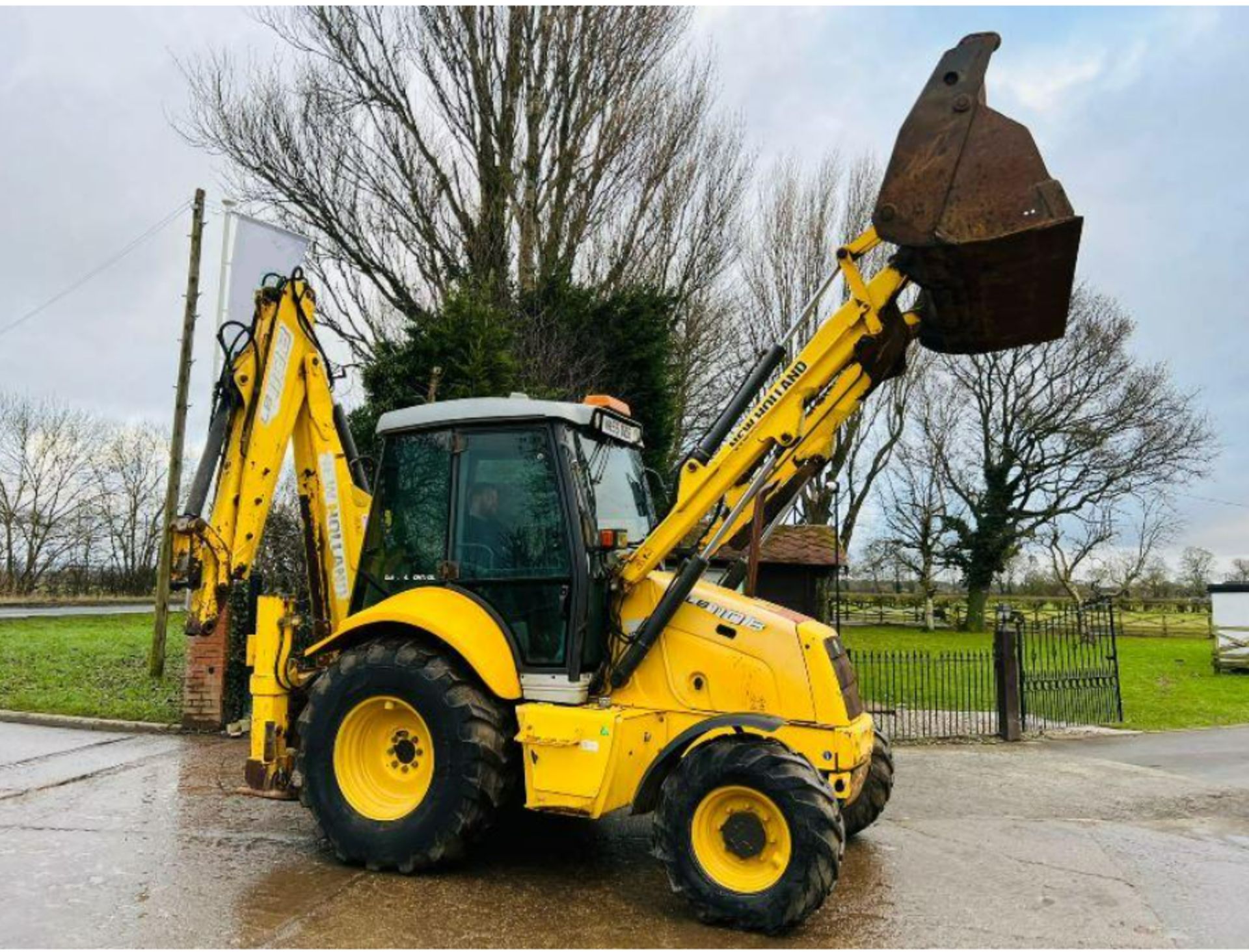 NEW HOLLAND LB110B-4PT 4WD BACKHOE DIGGER C/W ROBO CONTROLS - Image 8 of 12