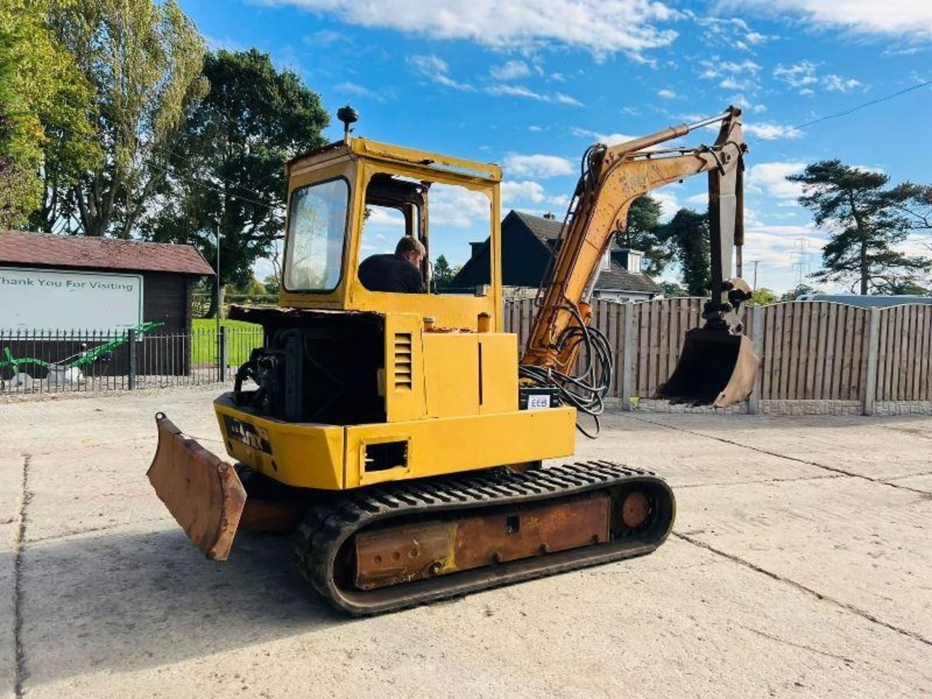 HANIX TRACKED EXCAVATOR C/W RUBBER TRACKS - Image 6 of 15