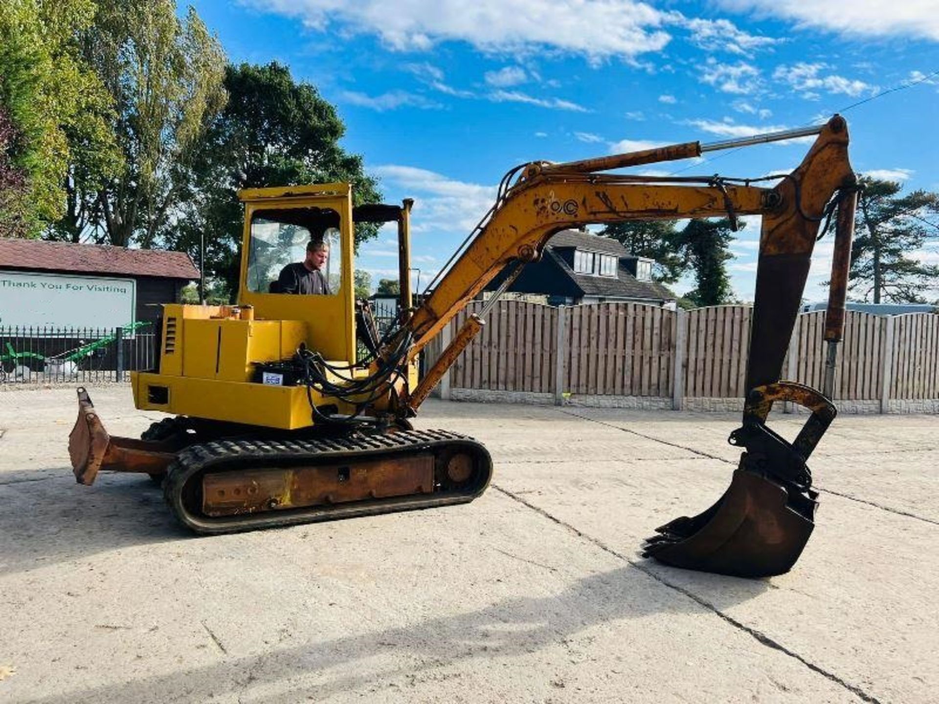 HANIX TRACKED EXCAVATOR C/W RUBBER TRACKS - Image 3 of 15