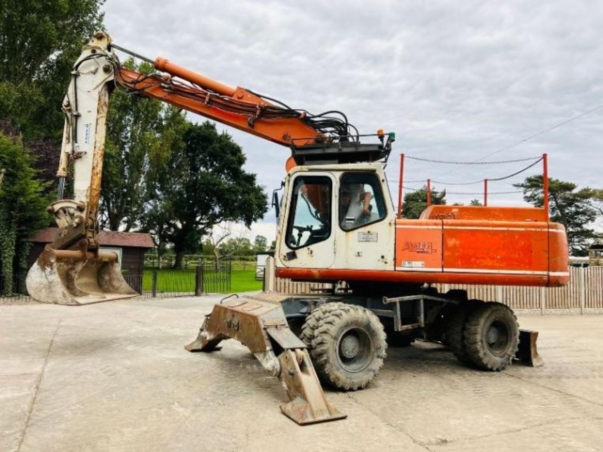 ATLAS 1704 4WD WHEELED EXCAVATOR C/W BLADE & QUICK HITCH - Image 11 of 20