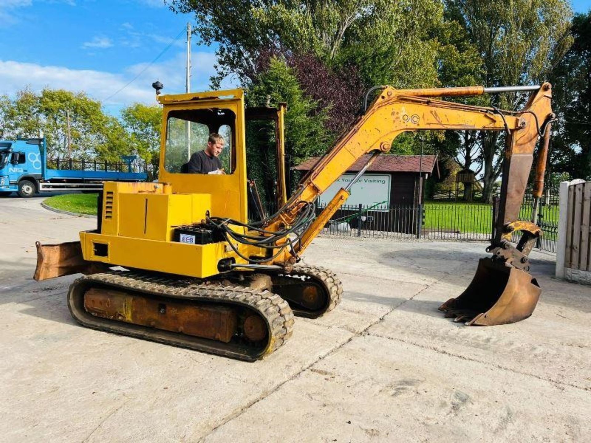 HANIX TRACKED EXCAVATOR C/W RUBBER TRACKS - Image 8 of 15