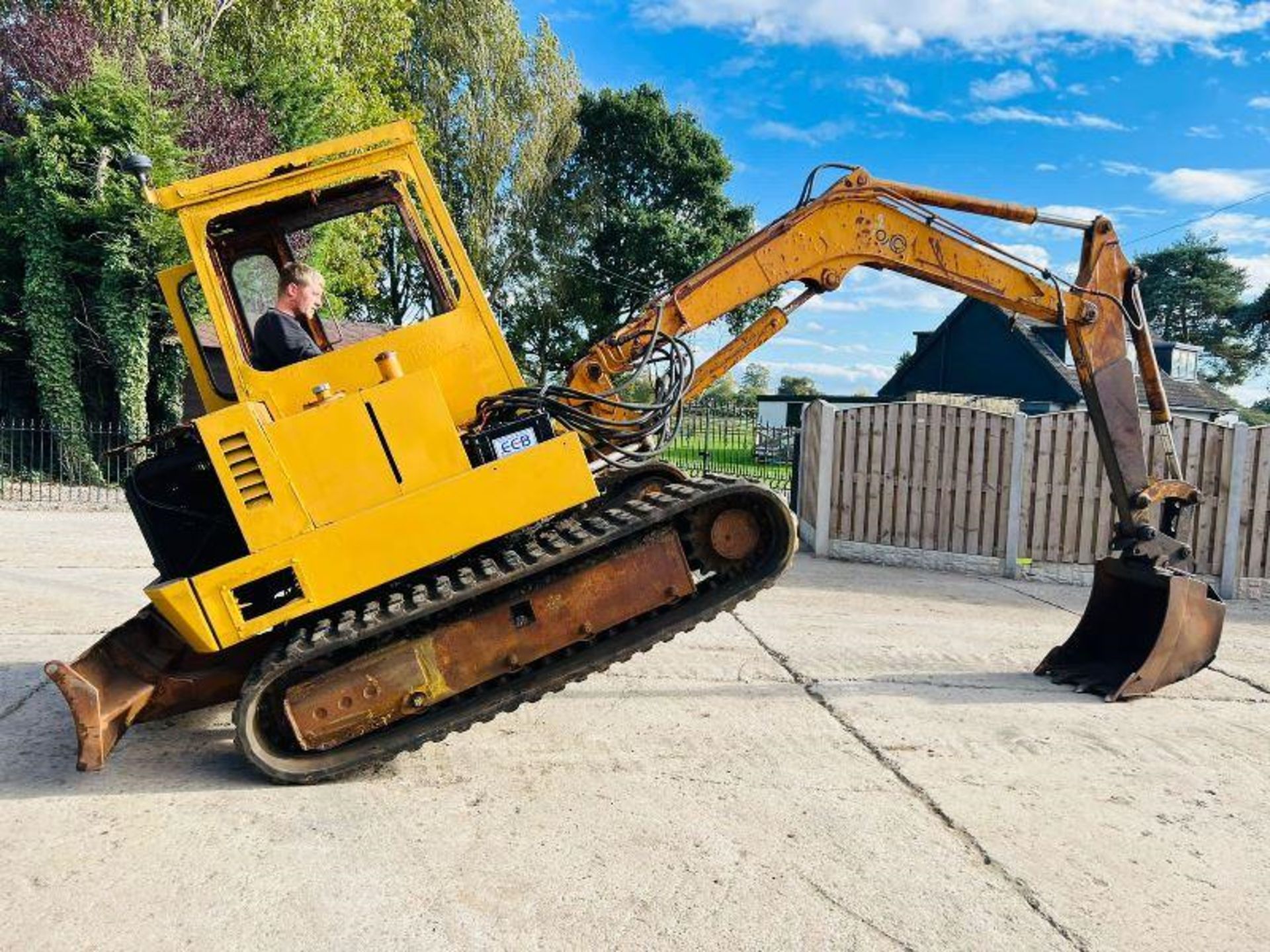 HANIX TRACKED EXCAVATOR C/W RUBBER TRACKS - Image 7 of 15