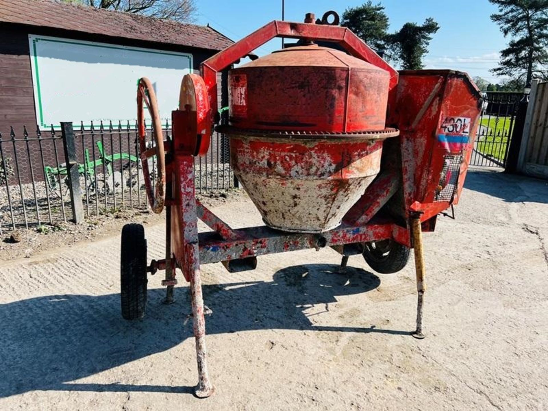 SUPER MIX 470L SINGLE AXLE CEMENT MIXER C/W YANMAR ENGINE - Image 2 of 8