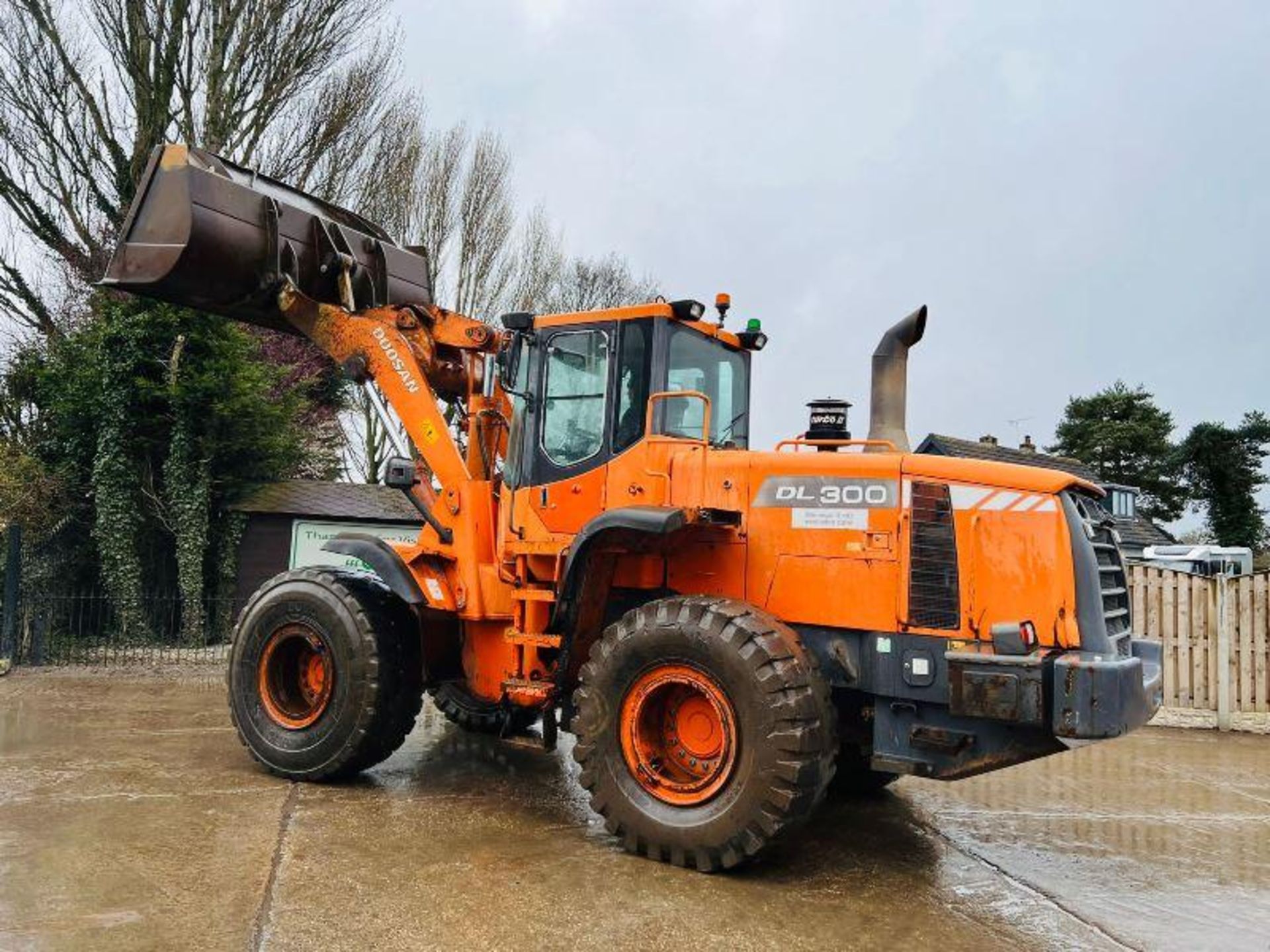 DOOSAN DL300 4WD LOADING SHOVEL C/W BUCKET & AC CABIN