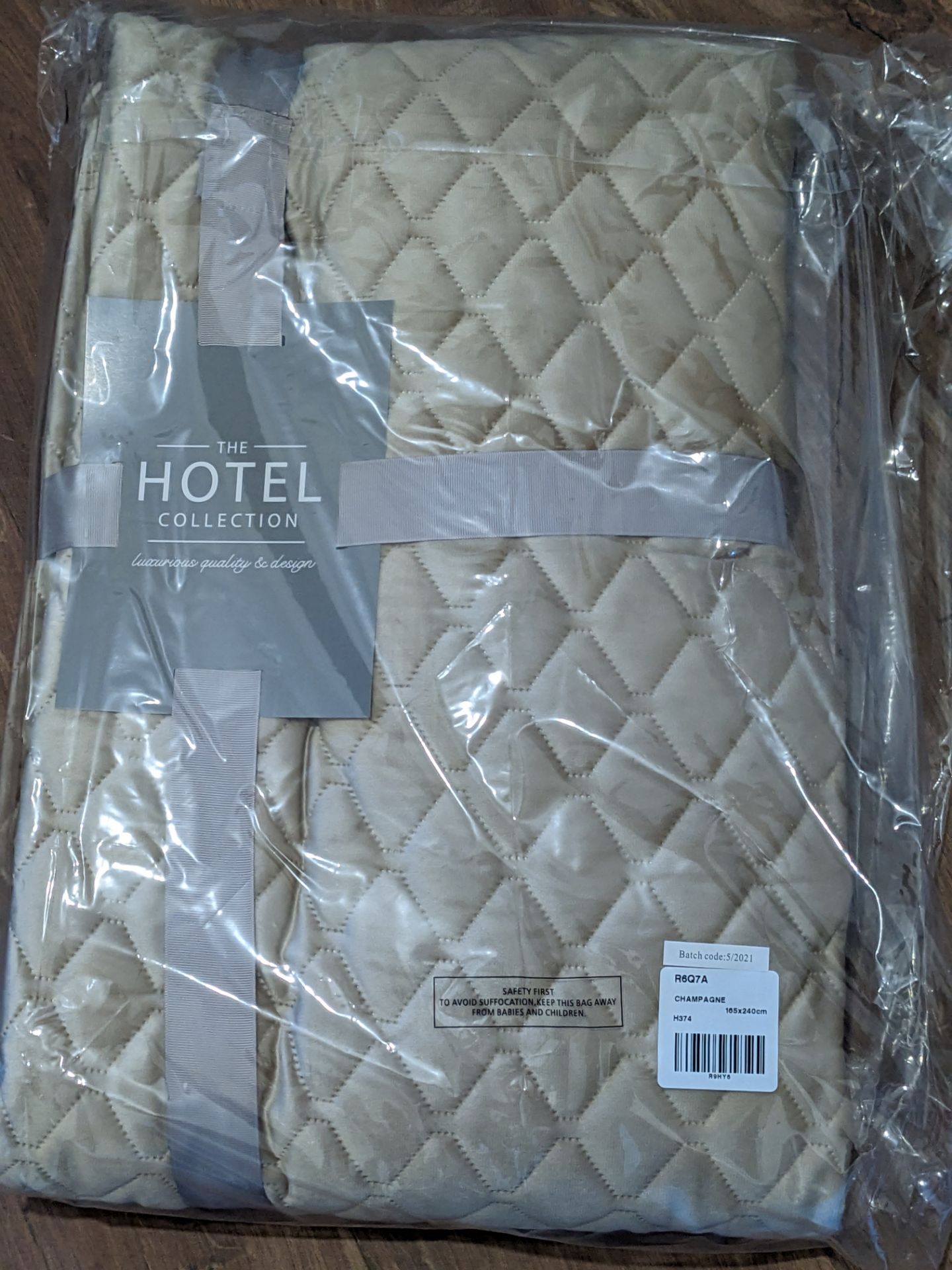 THE HOTEL COLLECTION DIAMOND BED THROW LUXURY GOLD VELVET 165 CM X 240 CM - Image 4 of 7