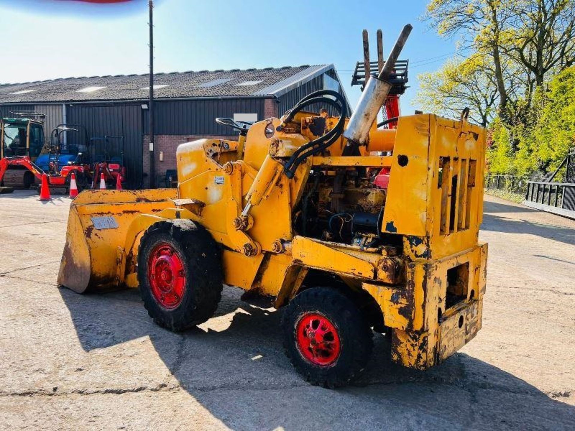 INTERNATIONAL HARVESTER H25B LOADING SHOVEL * NON-RUNNER * C/W PERKINS ENGINE - Image 9 of 15