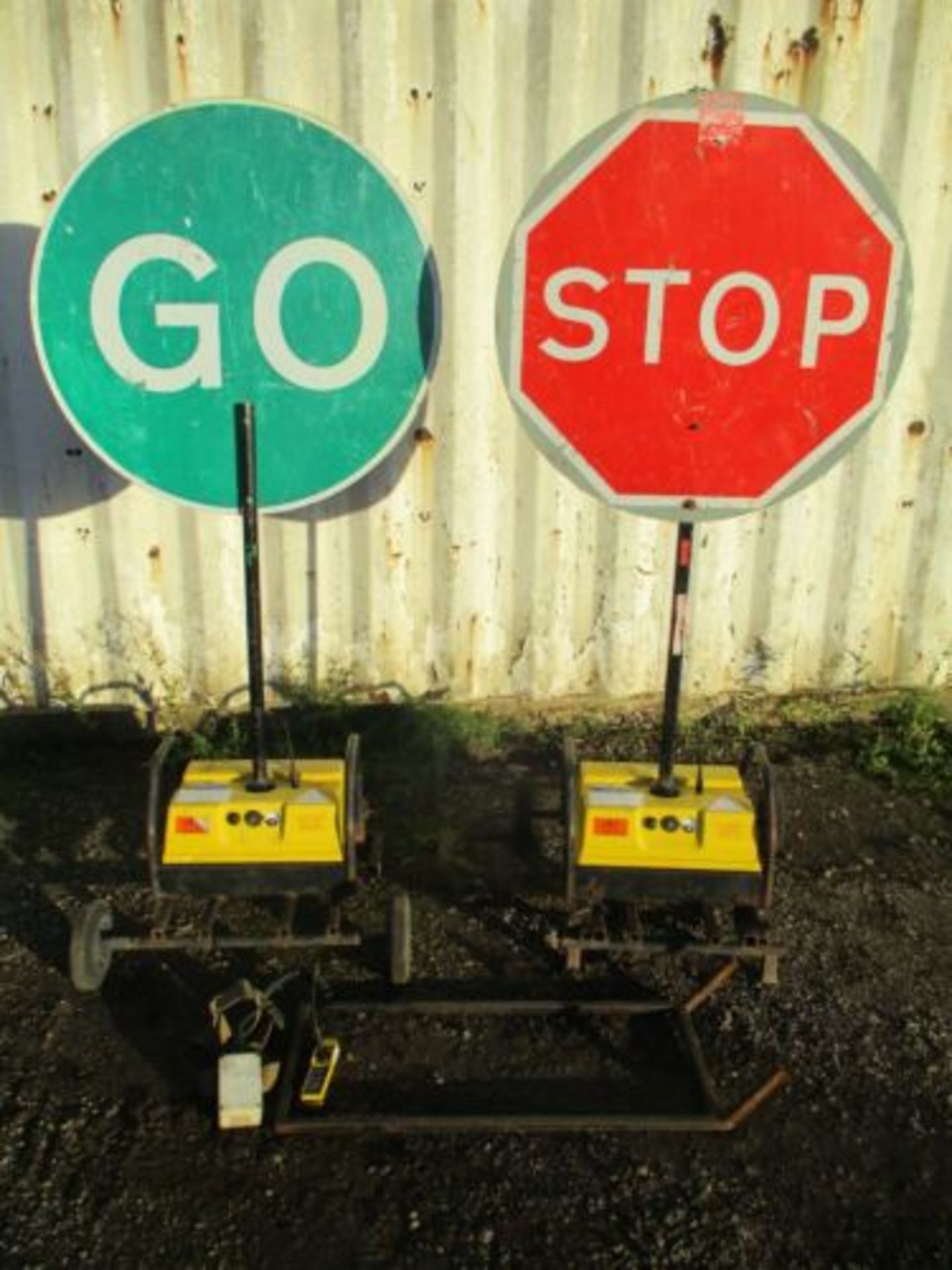 PIKE ROBOSIGN STOP GO BOARDS TRAFFIC LIGHTS SIGN LIGHT BATTERY 2 WAY DELIVERY - Image 3 of 4