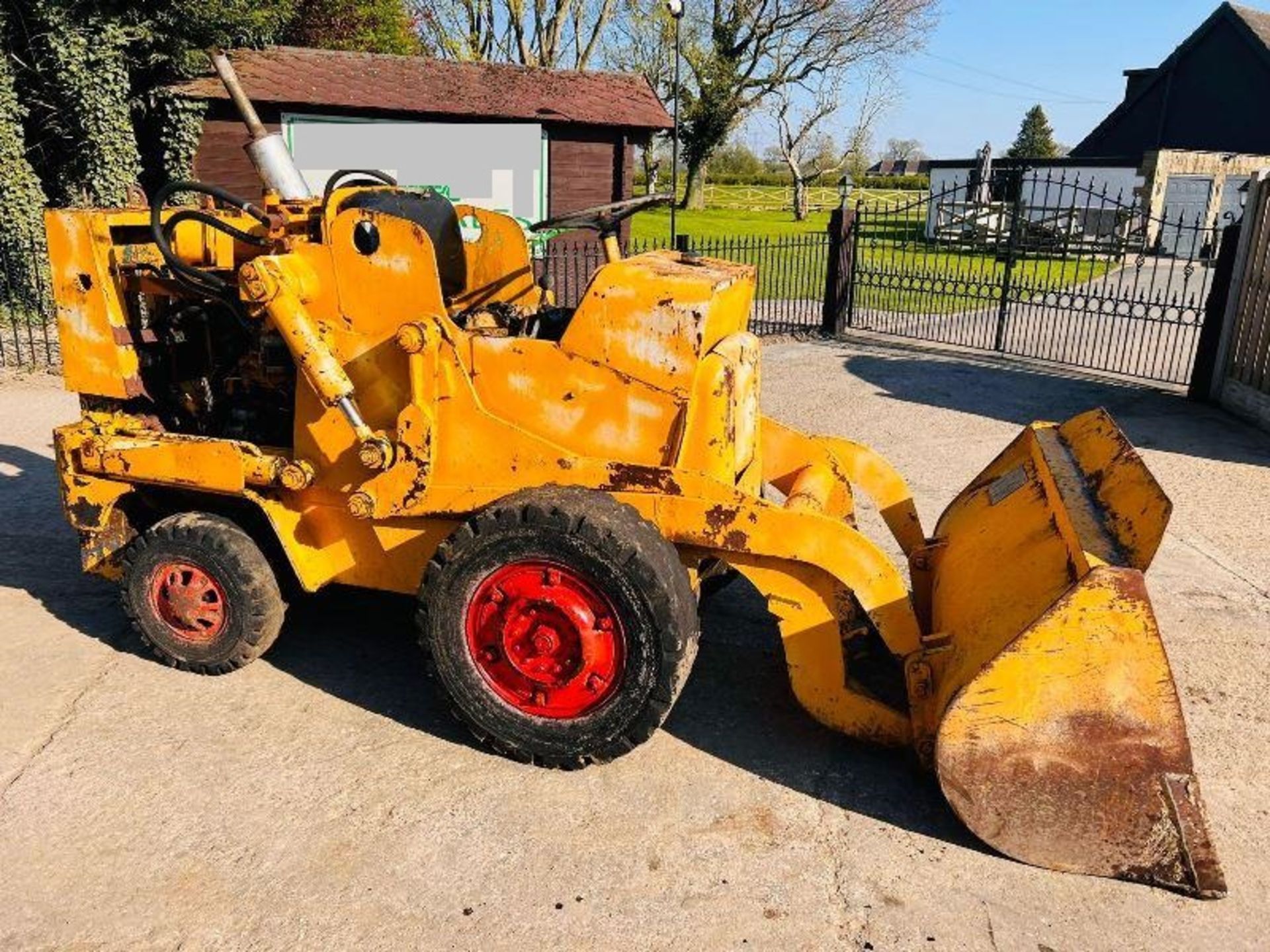 INTERNATIONAL HARVESTER H25B LOADING SHOVEL * NON-RUNNER * C/W PERKINS ENGINE - Image 7 of 15