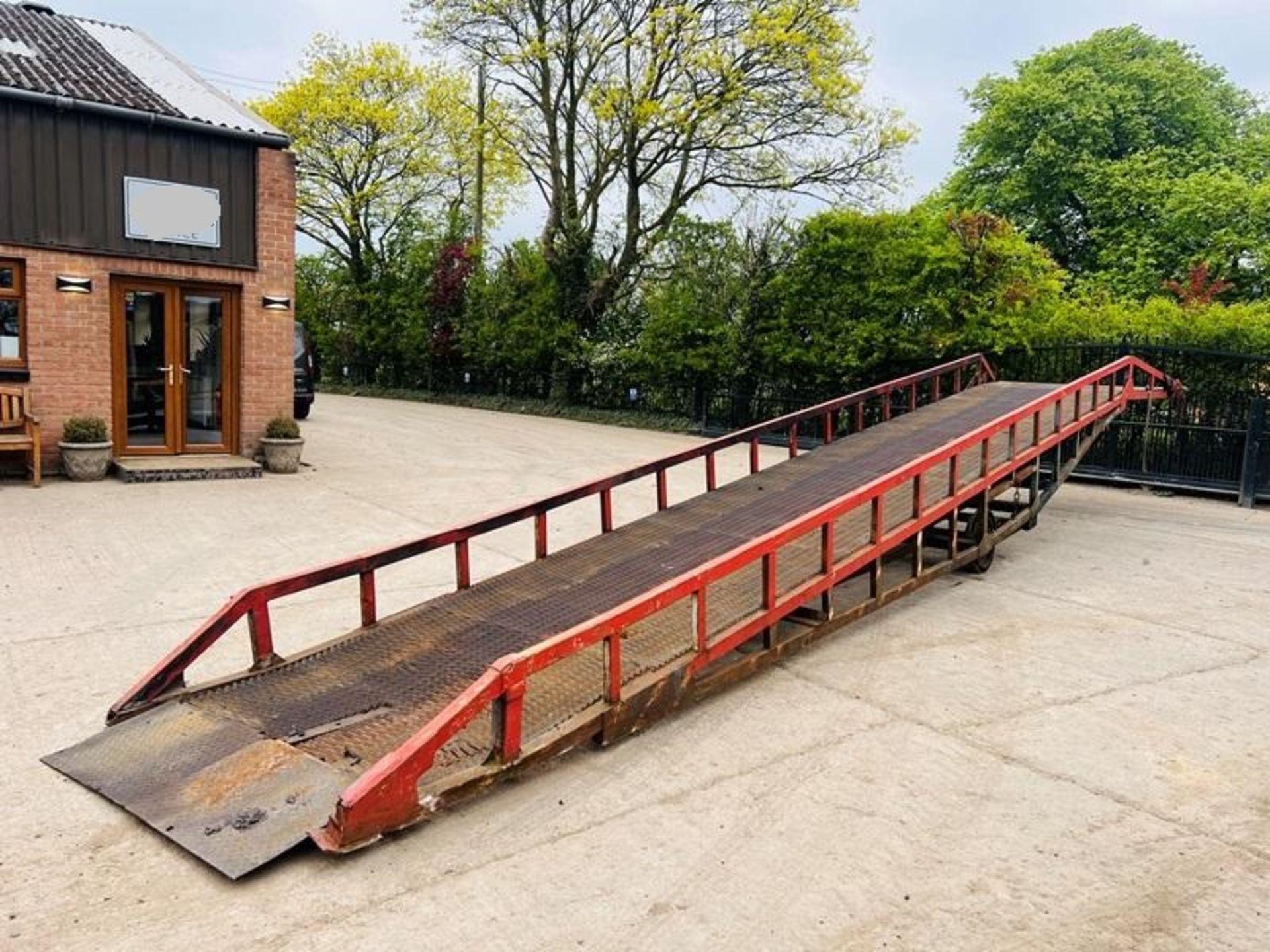 LOADING RAMP FOR FORKLIFT TRUCKS C/W HYDRAULIC HEIGHT ADJUST - Image 4 of 5
