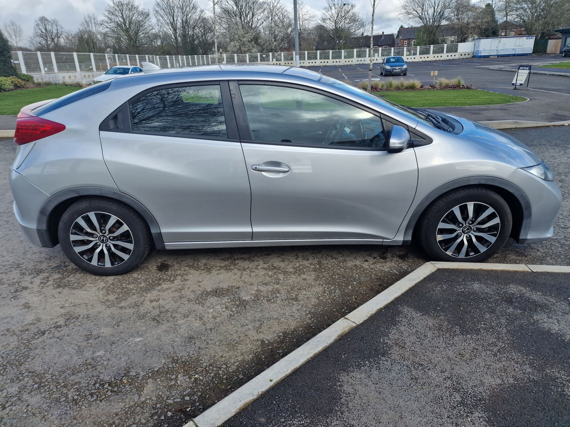 2014 HONDA CIVIC 1.6 DIESEL SILVER HATCHBACK - ELECTRIC WINDOWS - CRUISE CONTROL - Image 4 of 14