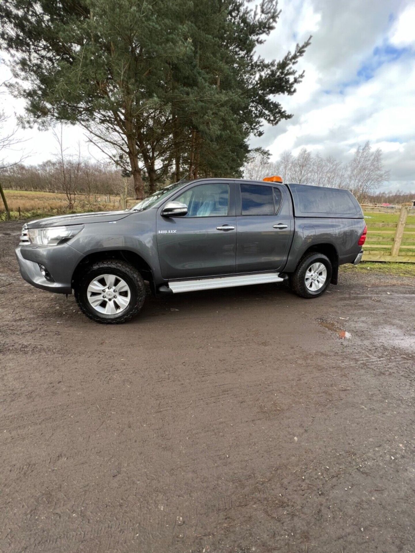 2017 TOYOTA HILUX D4D - 72K MILES FROM NEW - FULL SERVICE HISTORY - Image 2 of 15