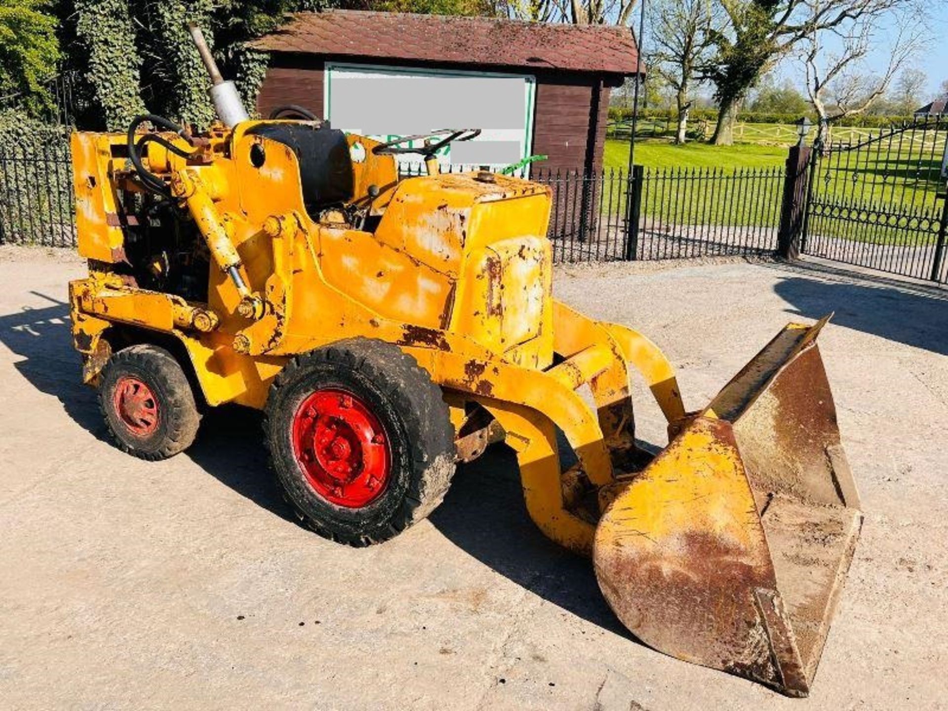 INTERNATIONAL HARVESTER H25B LOADING SHOVEL * NON-RUNNER * C/W PERKINS ENGINE - Image 12 of 15