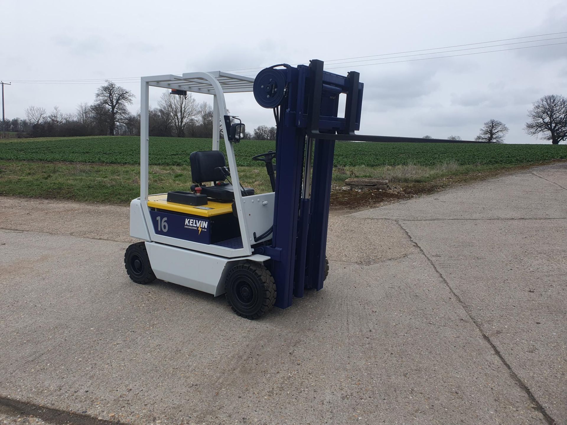 KOMATSU ELECTRIC FORKLIFT. FREE LIFT MAST. REFURBISHED.