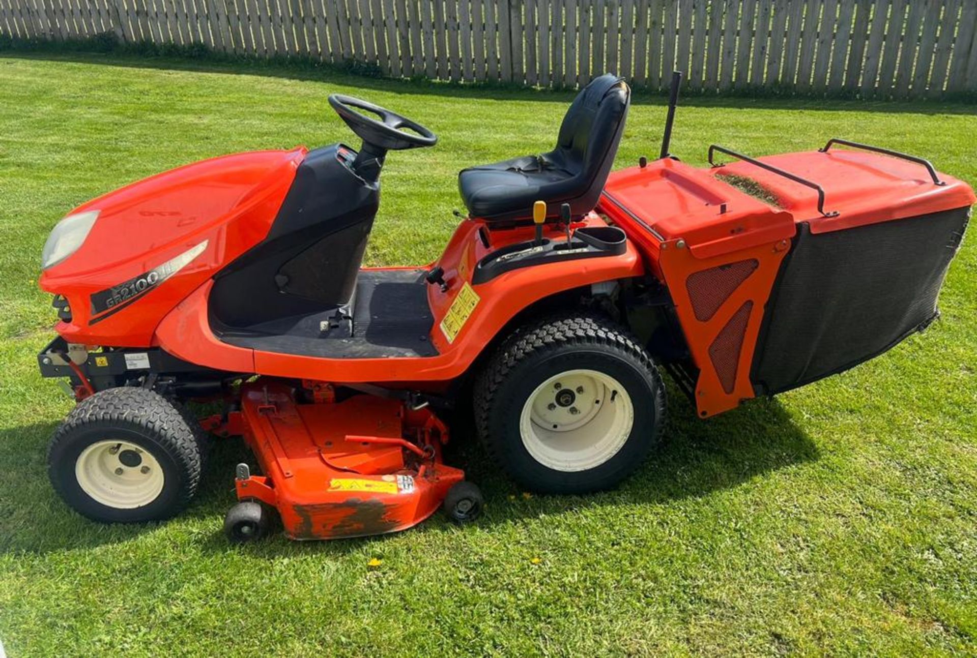 KUBOTA GR2100 4WD DIESEL RIDE ON MOWER - 1106 HOURS - REAR TIPPING COLLECTOR - Image 2 of 6