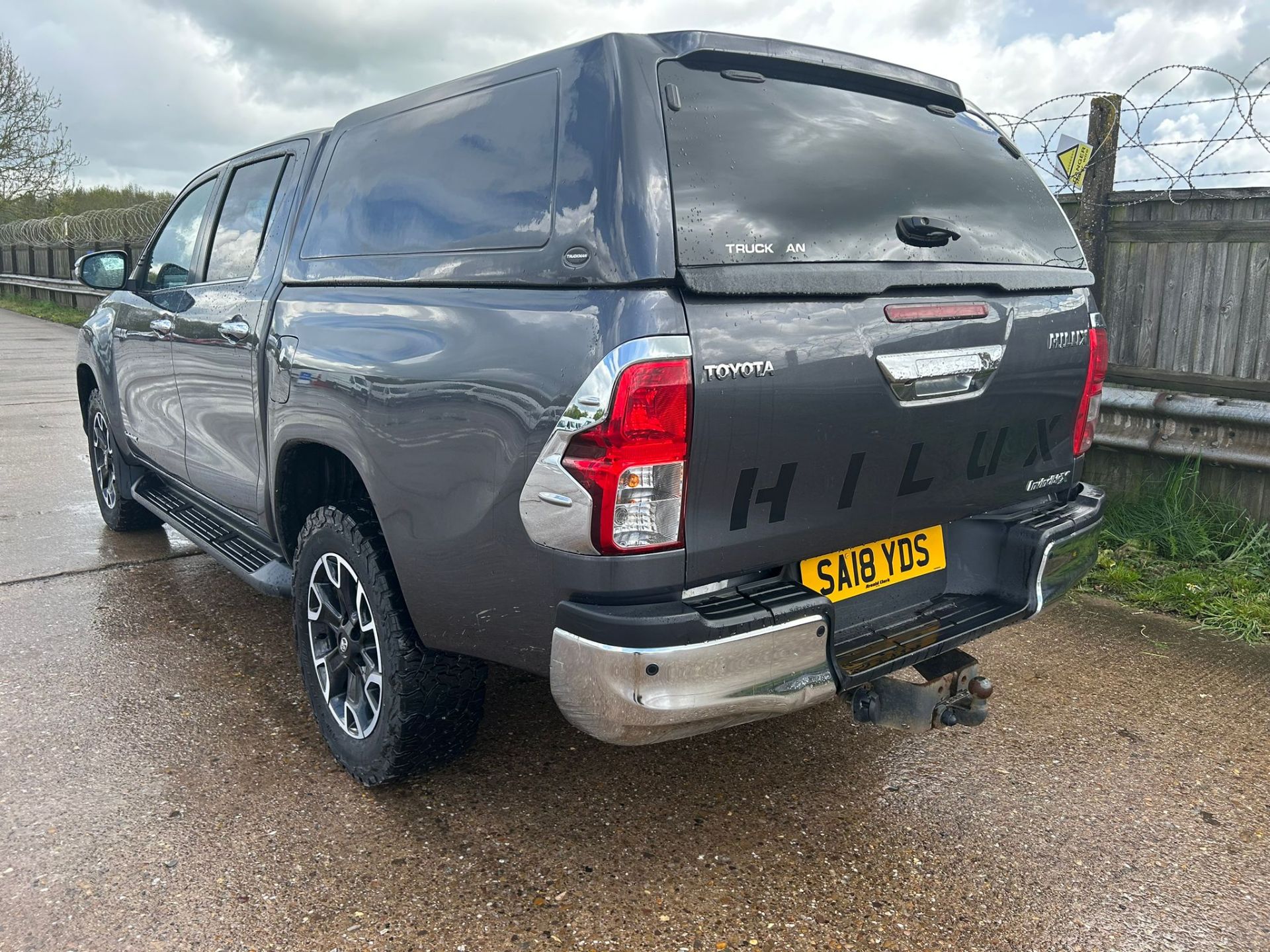 AUTOMATIC 2018 TOYOTA HILUX INVINCIBLE X WITH CANOPY - FULL LEATHER - NEW BF TYRES 7K MILES - Image 3 of 13