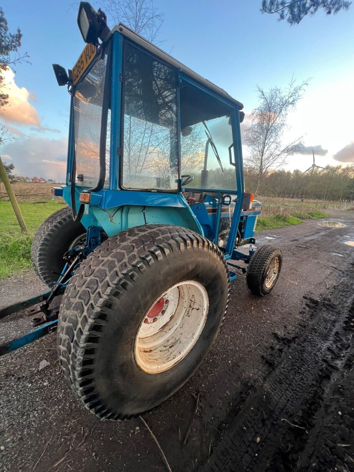 FORD TRACTOR 1920 COMPACT TRACTOR 4X4 4WD CABBED UTILITY GARDEN TURF TYRES - Image 9 of 13