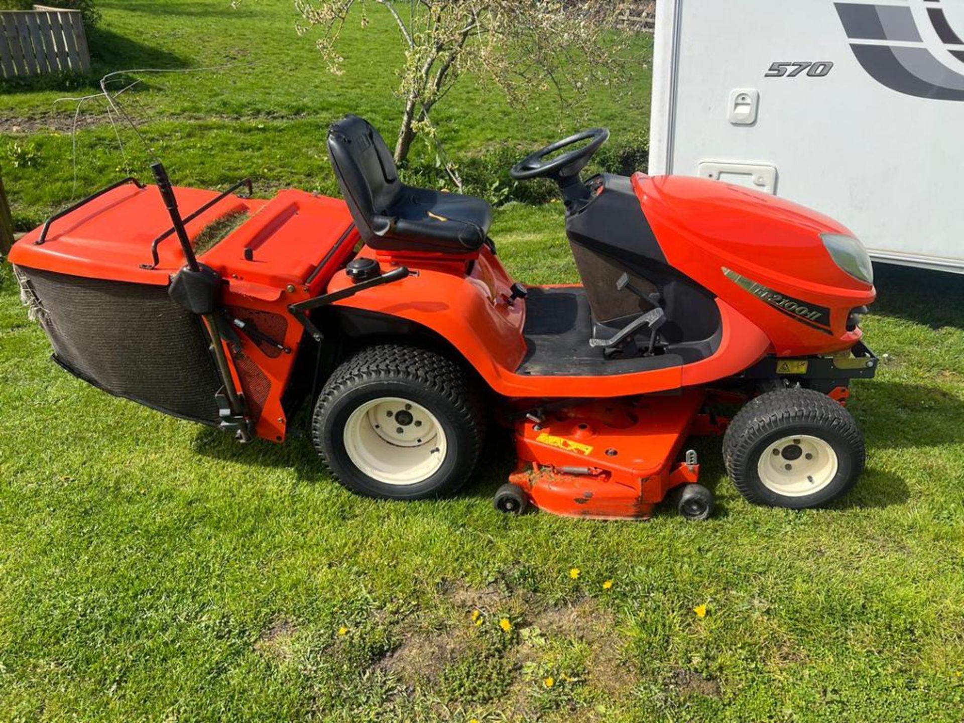 KUBOTA GR2100 4WD DIESEL RIDE ON MOWER - 1106 HOURS - REAR TIPPING COLLECTOR - Image 5 of 6