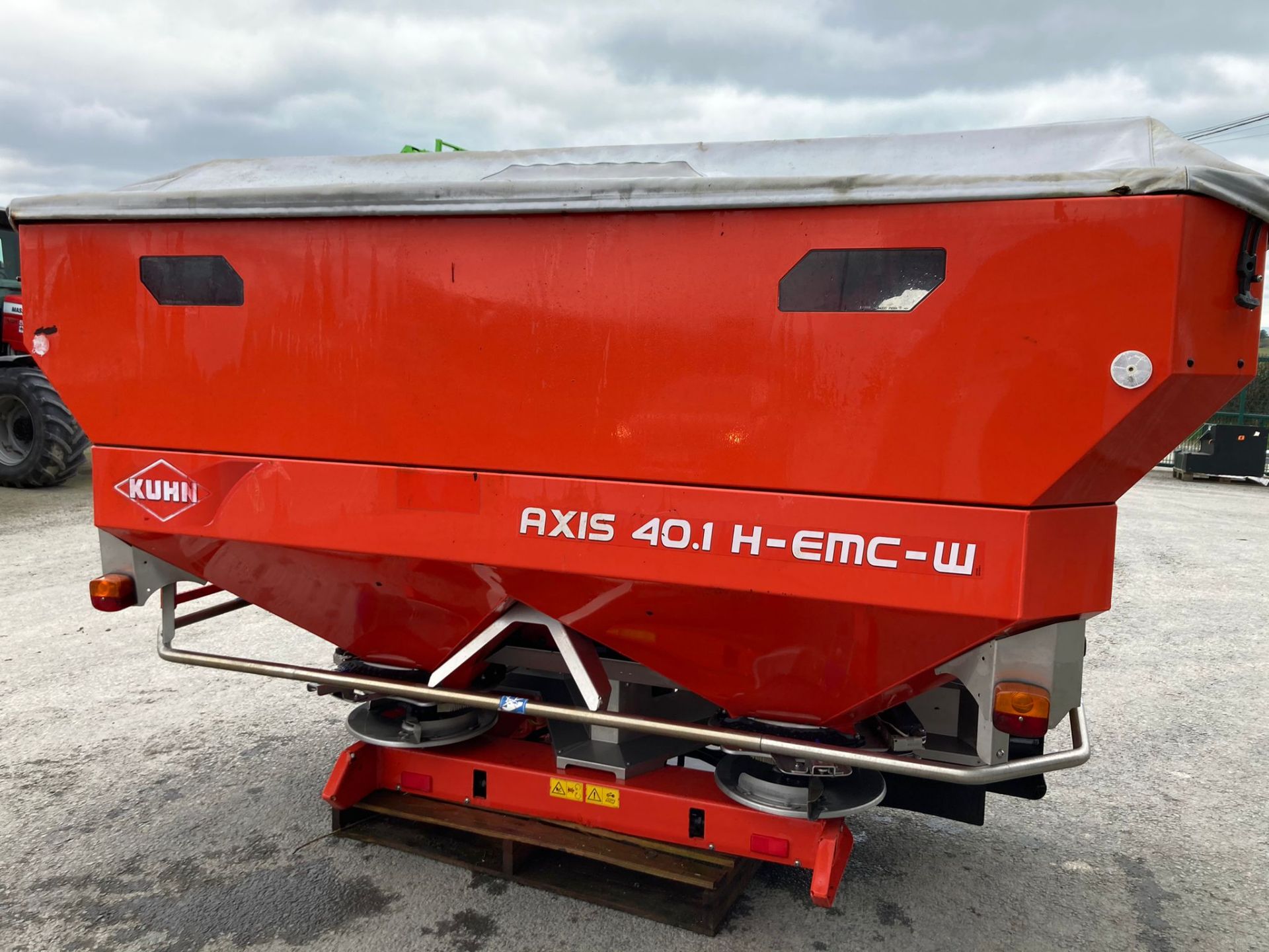 2013 KUHN AXIS 40.1 H EMC W FERTILISER SPREADER