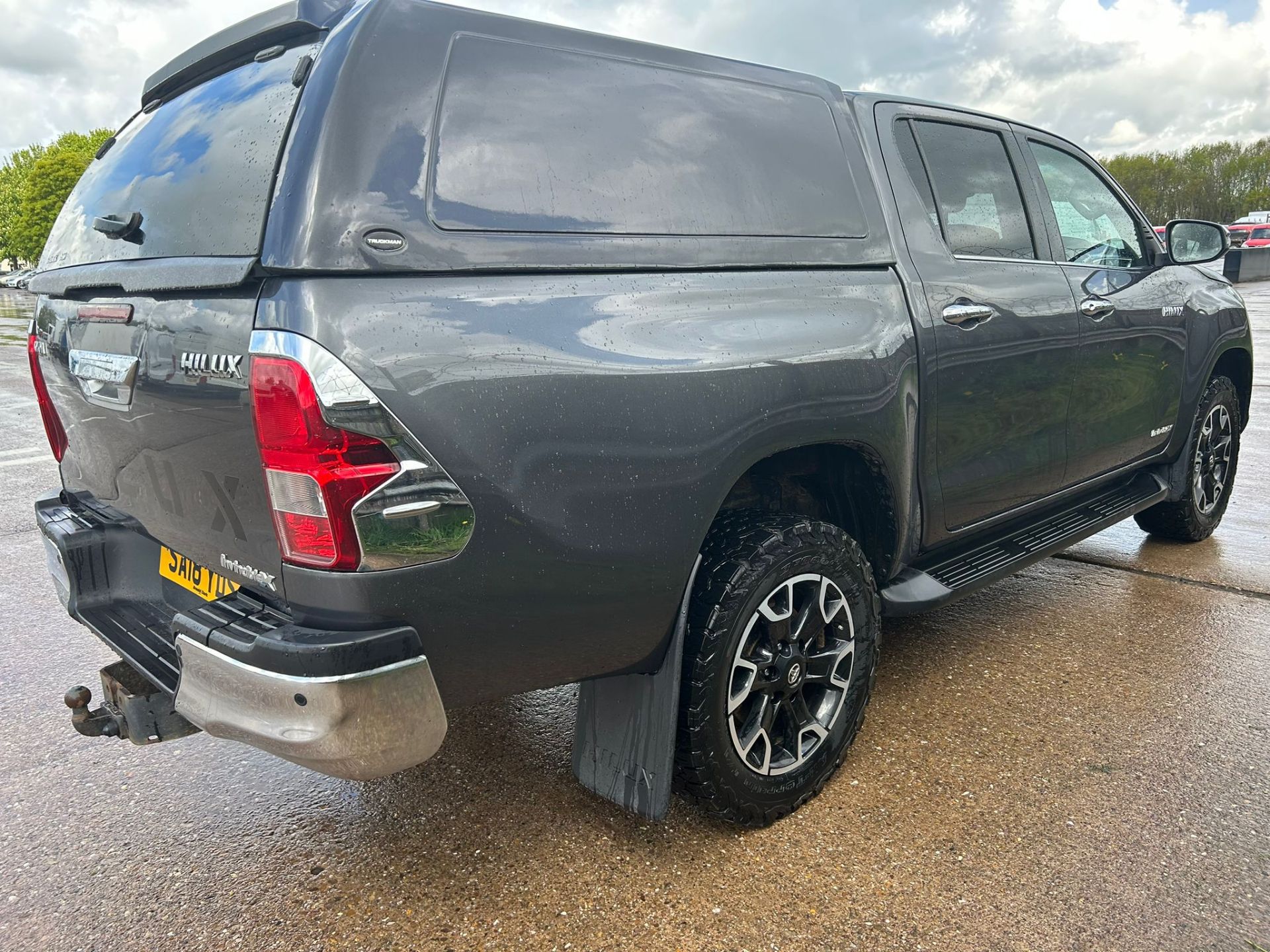 AUTOMATIC 2018 TOYOTA HILUX INVINCIBLE X WITH CANOPY - FULL LEATHER - NEW BF TYRES 7K MILES - Image 7 of 13