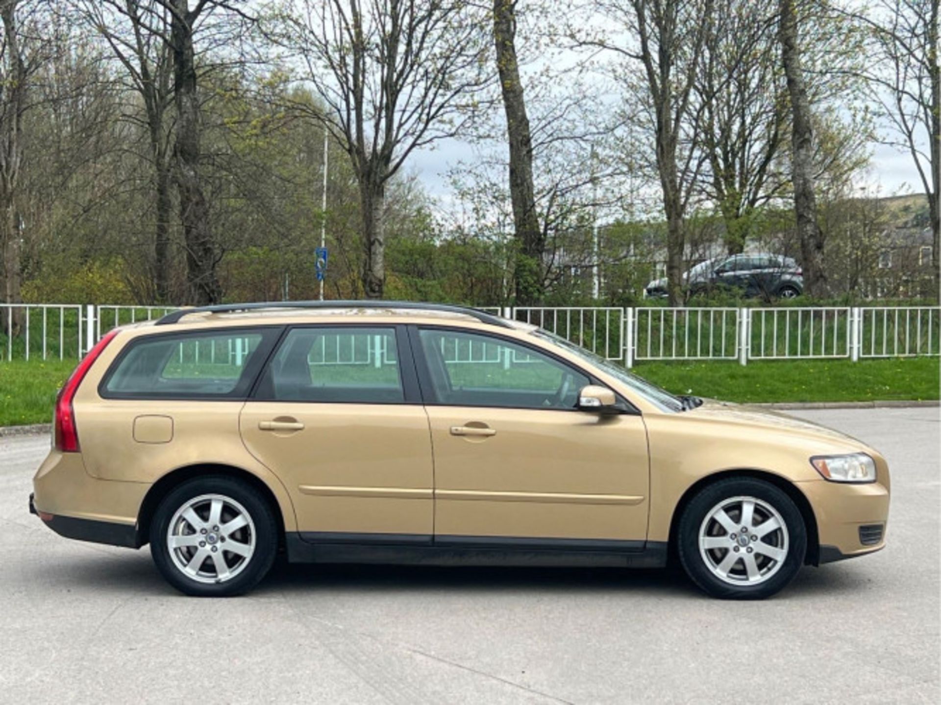 VOLVO V50 2.0D S 5DR (2008) - Image 11 of 65