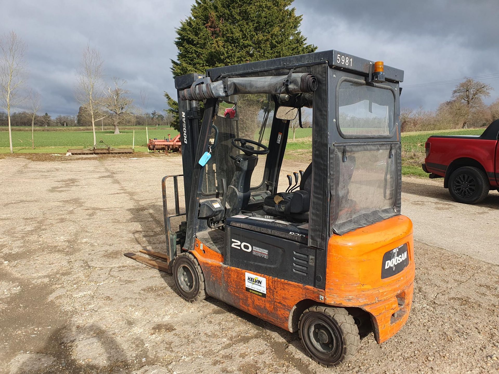DAEWOO/DOOSAN ELECTRIC 2 TON FORKLIFT WITH FULL CAB - Image 2 of 8