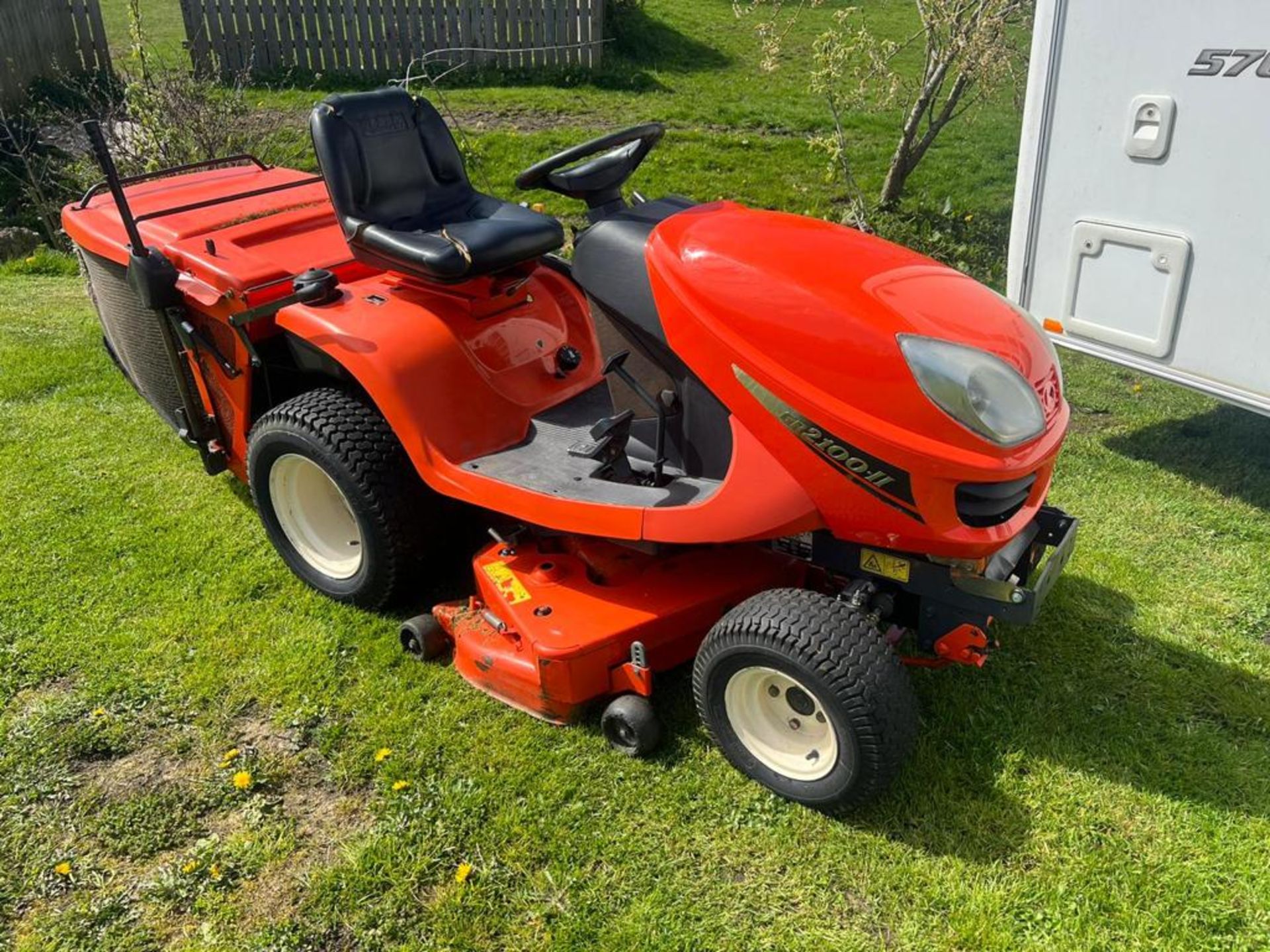 KUBOTA GR2100 4WD DIESEL RIDE ON MOWER - 1106 HOURS - REAR TIPPING COLLECTOR