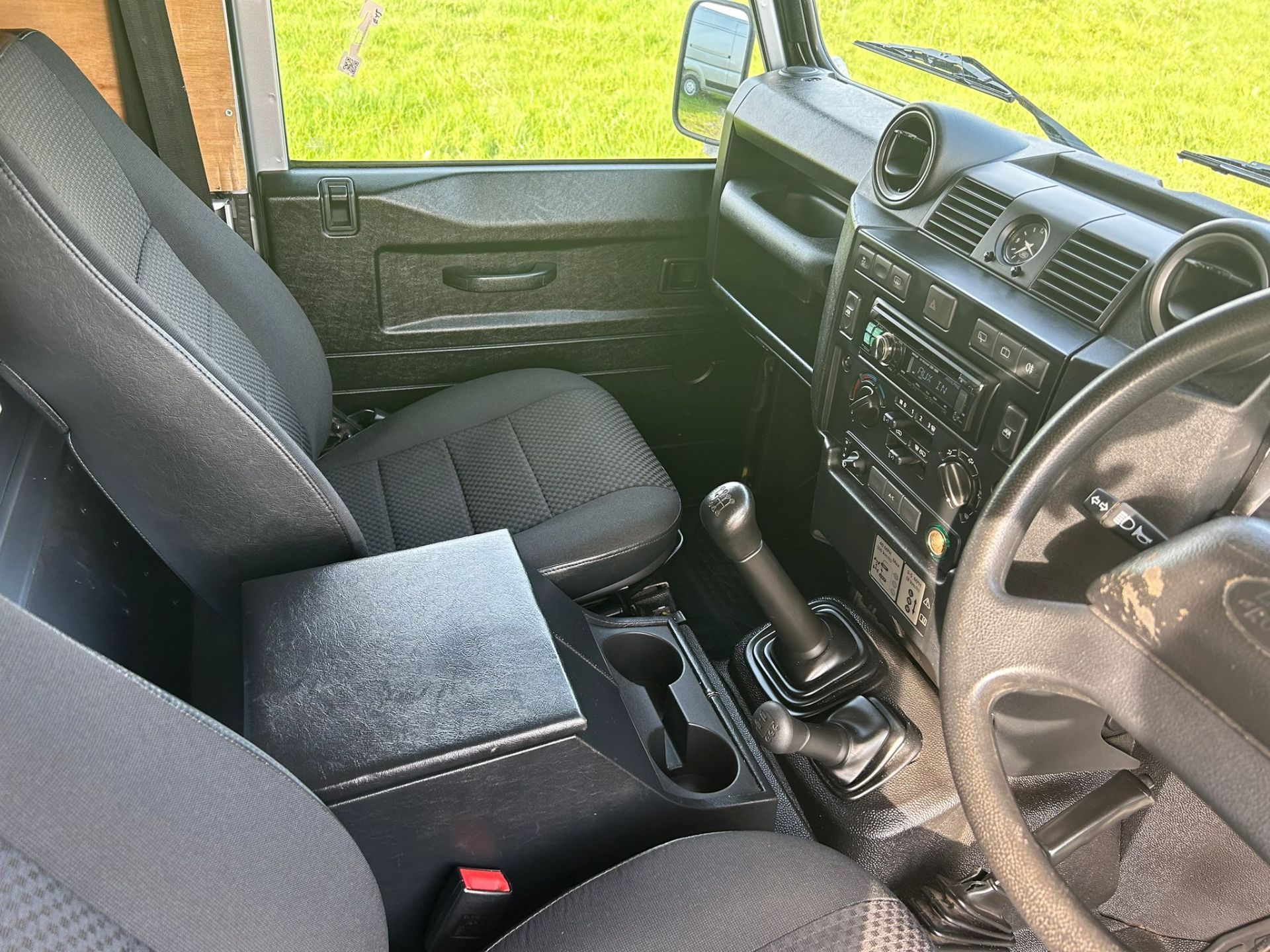 2016 LAND ROVER DEFENDER 110 UTILITY HARDTOP 2.2 TDCI SILVER 54K 1 OWNER AIR CON (NEW IMAGES ADDED) - Image 10 of 13
