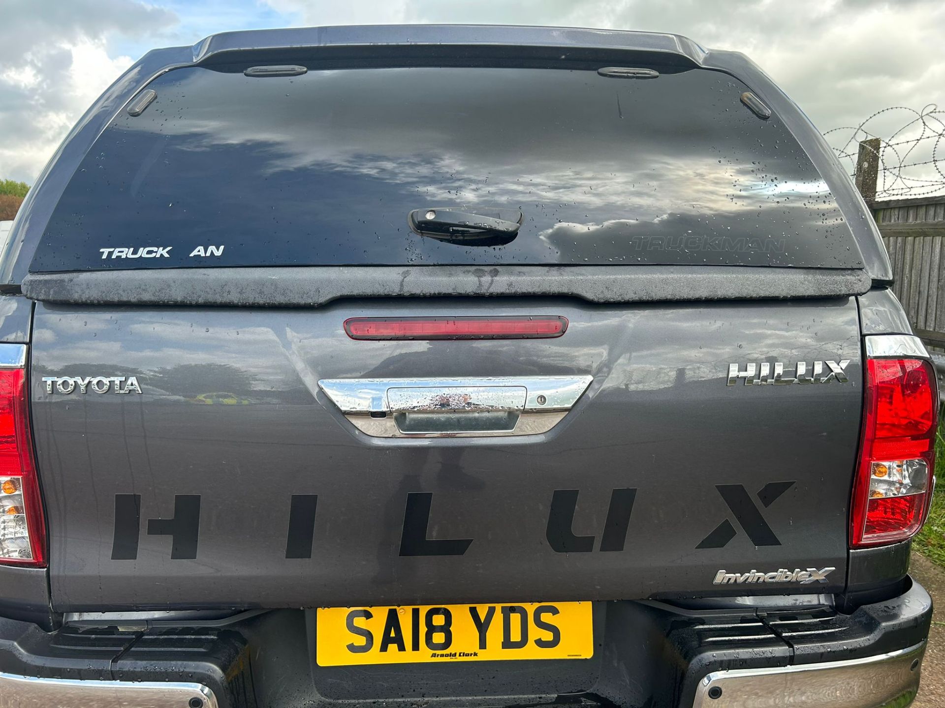 AUTOMATIC 2018 TOYOTA HILUX INVINCIBLE X WITH CANOPY - FULL LEATHER - NEW BF TYRES 7K MILES - Image 8 of 13