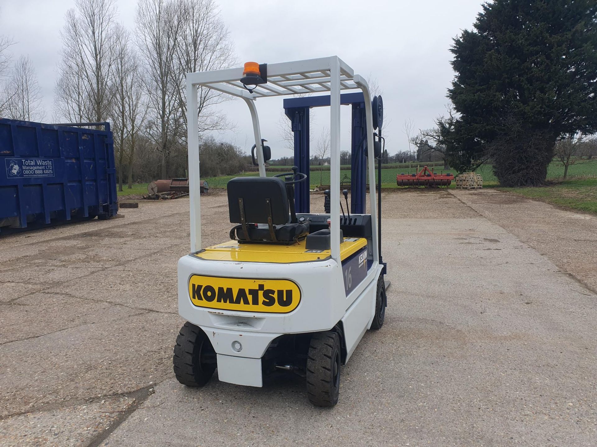 KOMATSU ELECTRIC FORKLIFT. FREE LIFT MAST. REFURBISHED. - Image 6 of 9