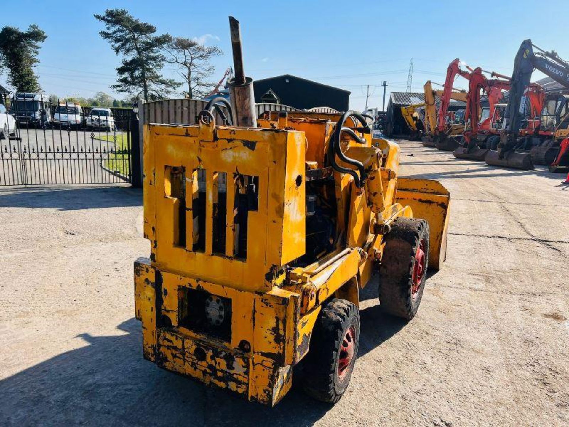 INTERNATIONAL HARVESTER H25B LOADING SHOVEL * NON-RUNNER * C/W PERKINS ENGINE - Image 2 of 15